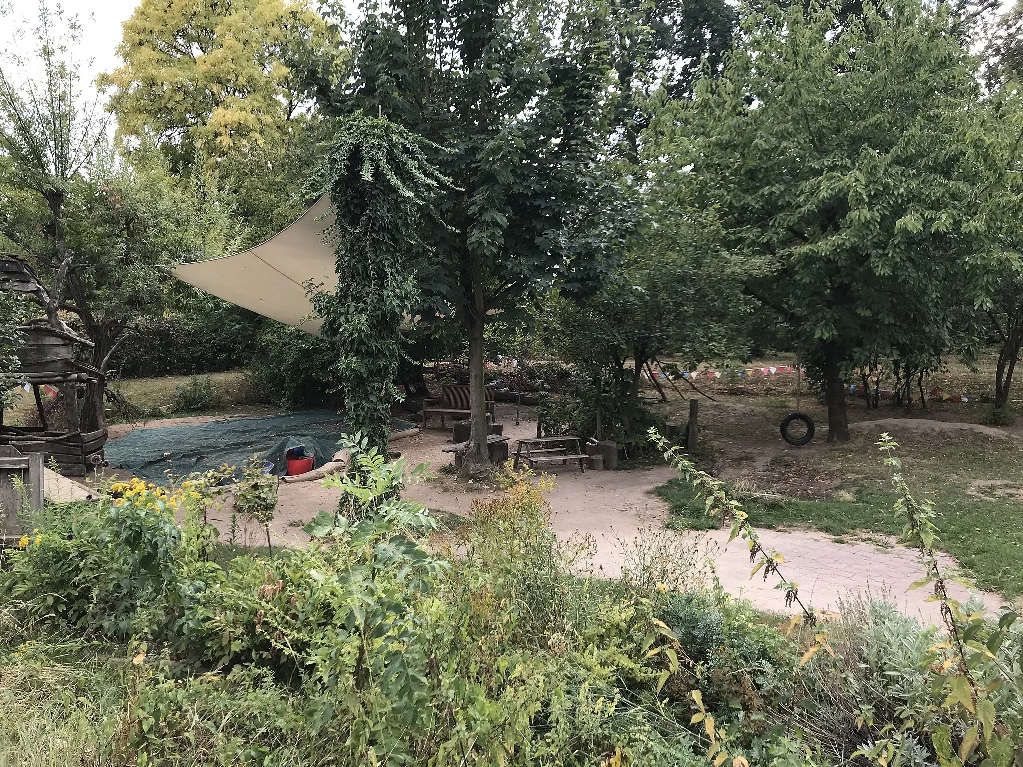 Photo showing: Der als Spielplatz genutzte Teil des Gartens zu Schloss Alfter