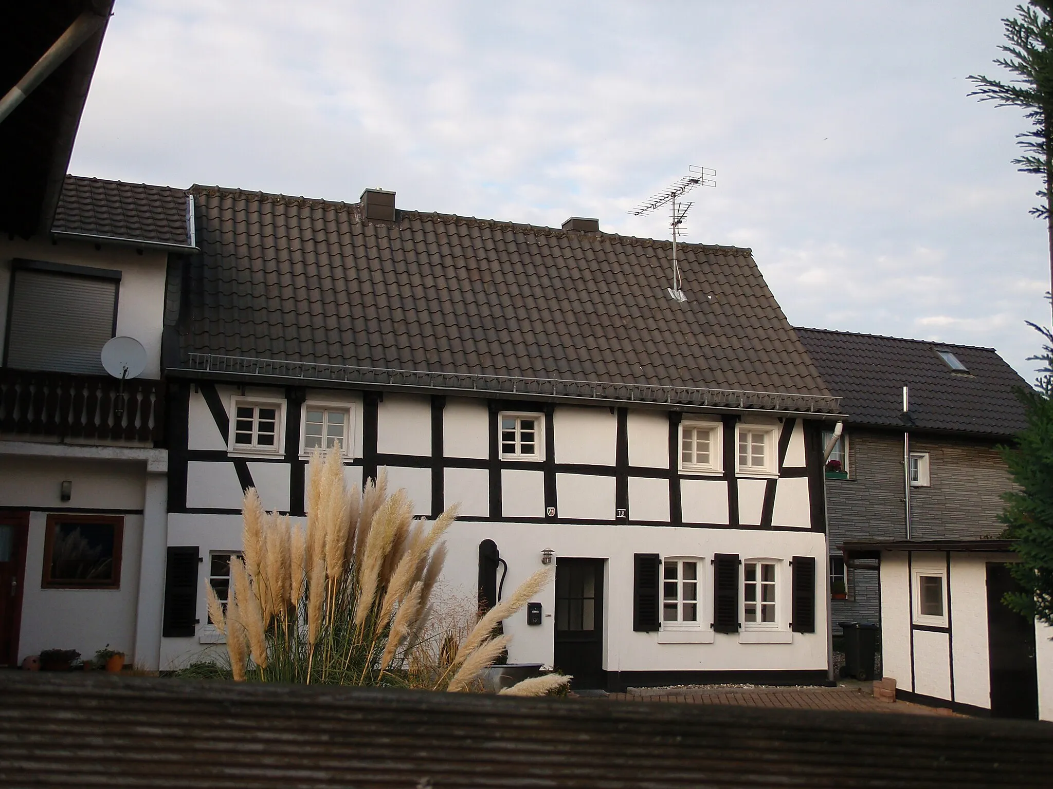 Photo showing: Foto des Fachwerkhauses Oberdorfstraße 13 in Sankt Augustin-Buisdorf, Deutschland.