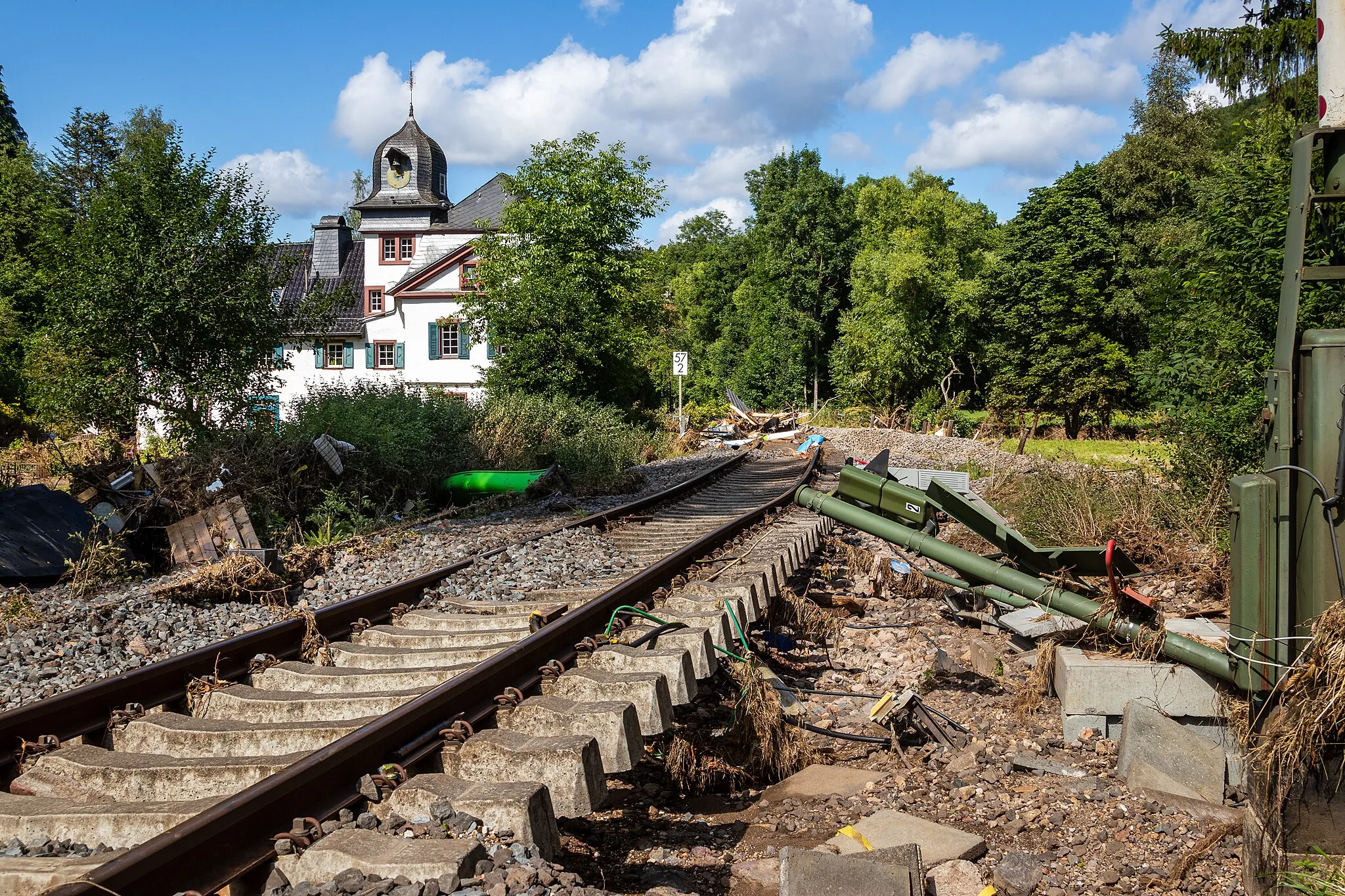 Photo showing: Durch Unterspülung während der Flut 2021 zerstörte Bahngleise der Eifelbahn am Bahnübergang alte Urfter Mühle