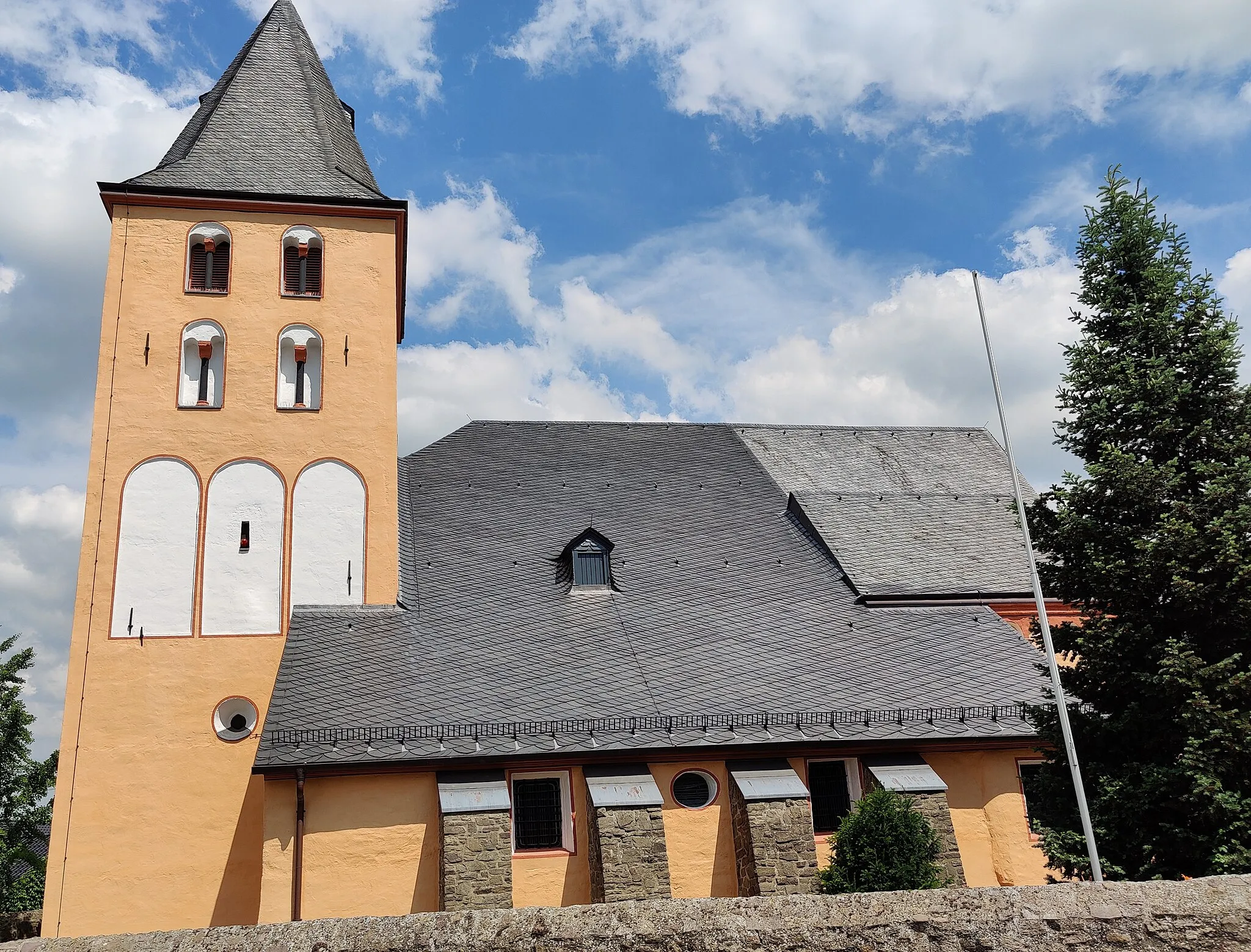 Photo showing: Katholische Pfarrkirche St. Georg Frauenberg, Stadt Euskirchen, Nordrhein-Westfalen, Deutschland