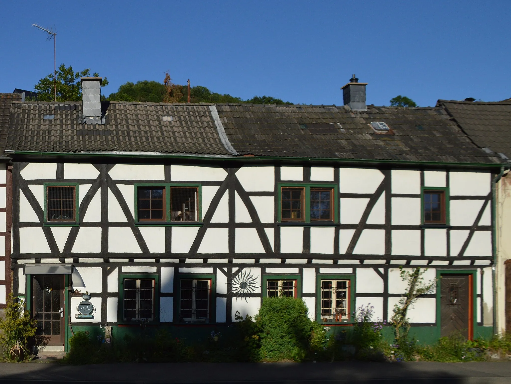 Photo showing: Fachwerkhäuser in Eicherscheid, Denkmäler Nr. 327 (rechts) und 328 (links) auf der Denkmalliste Bad Münstereifel.