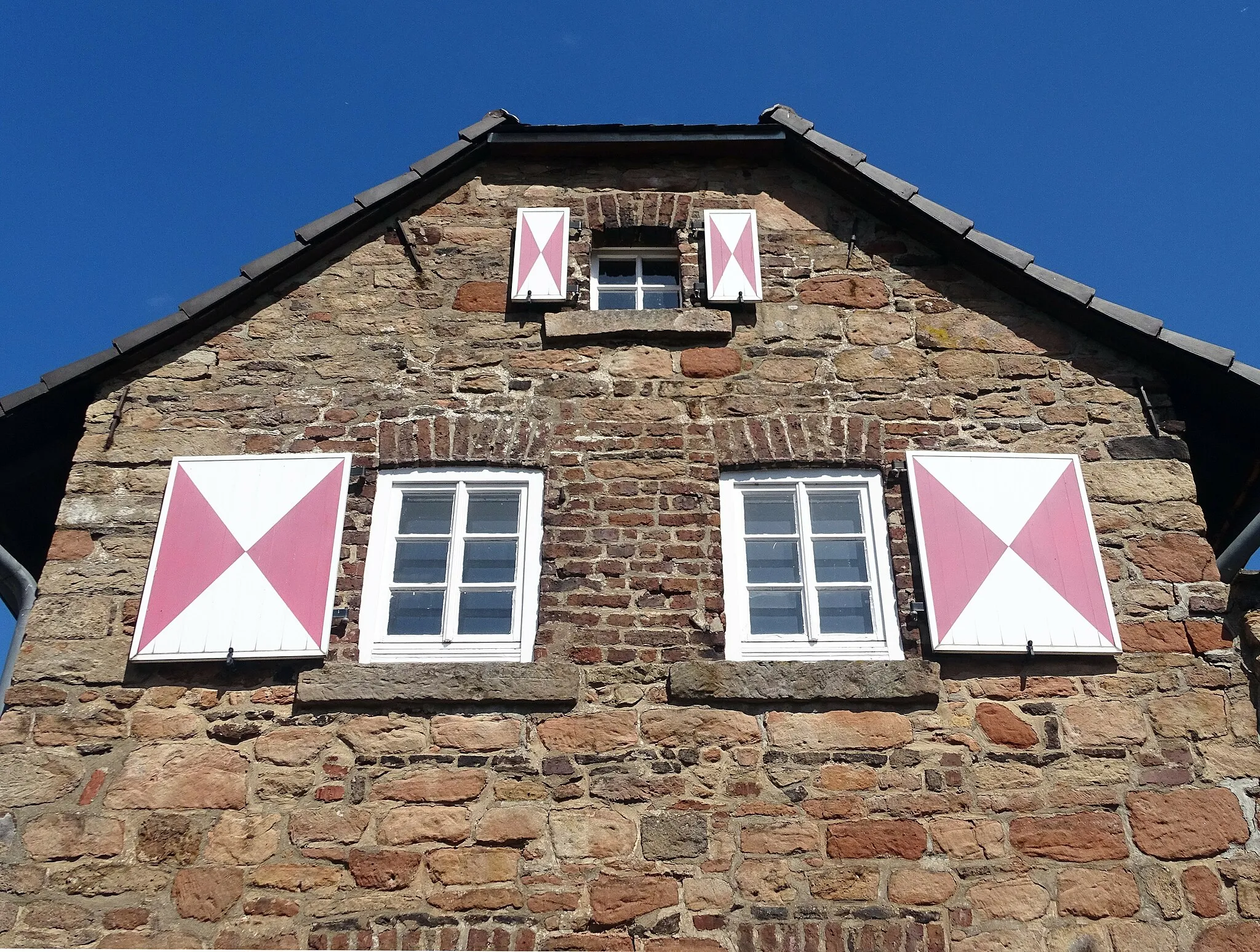 Photo showing: Property in Kalenberg, Sternenbergstraße 66: upper part of the gable wall.