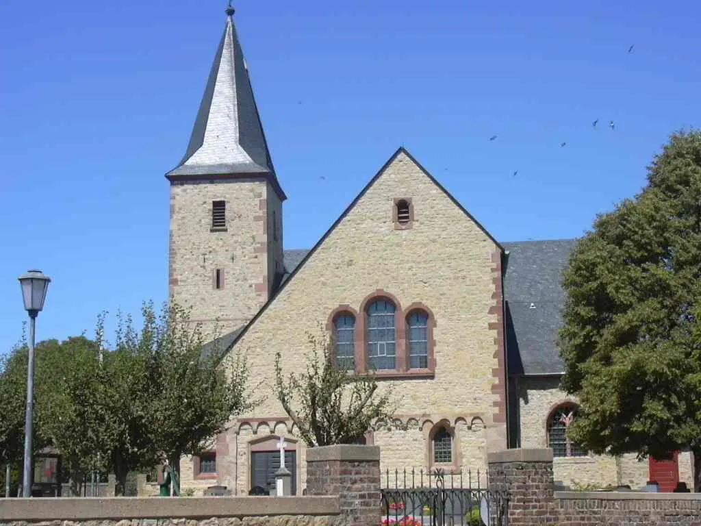 Photo showing: Katholische Pfarrkirche St. Agnes, Lövenich bei Zülpich