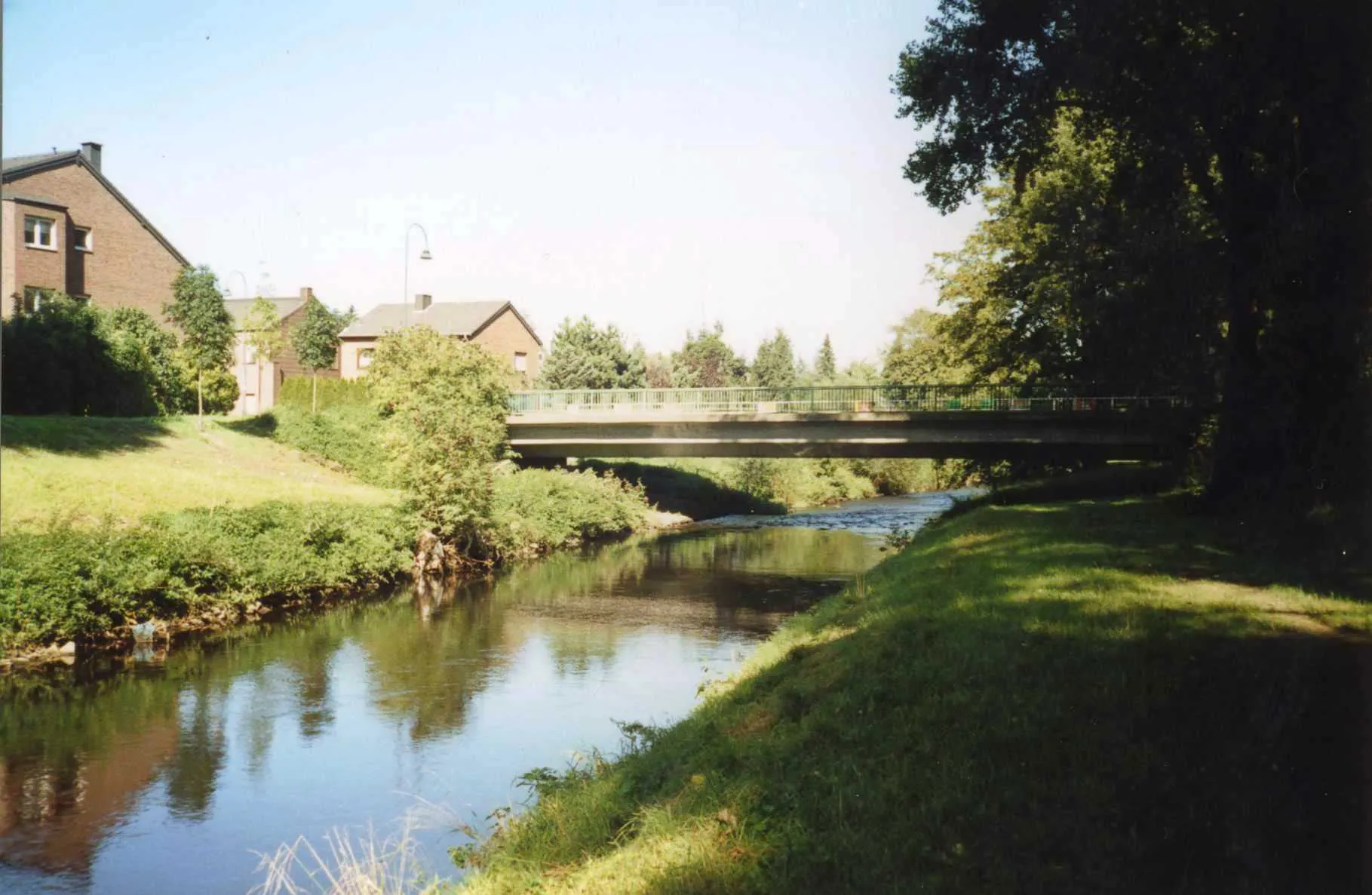 Photo showing: Die Inde beim Eschweiler Stadtteil Weisweiler nebst Brücke „Hauptstraße“ (Norden liegt linkerhand)