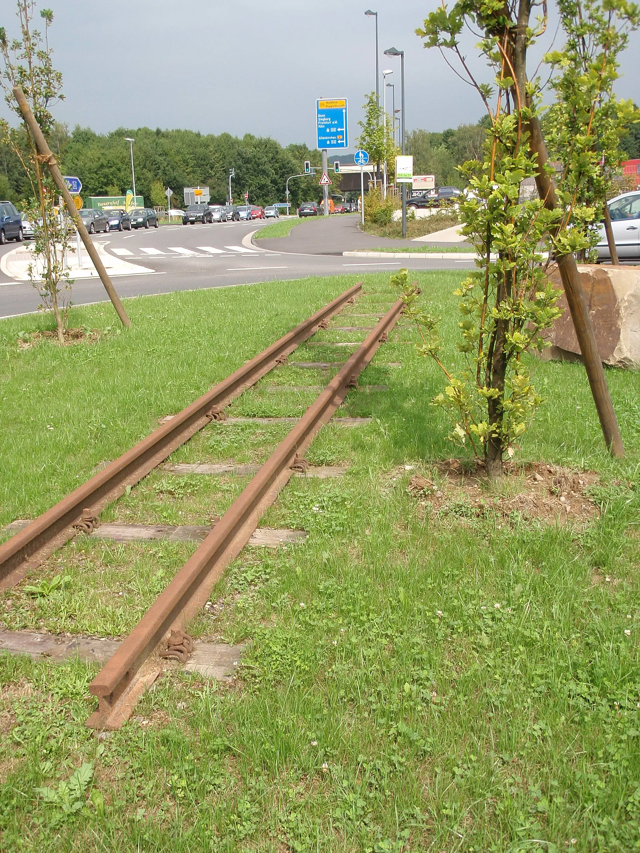Photo showing: Photo of a narrow gauge rail on a central island of a roundabout in Hennef, Germany.