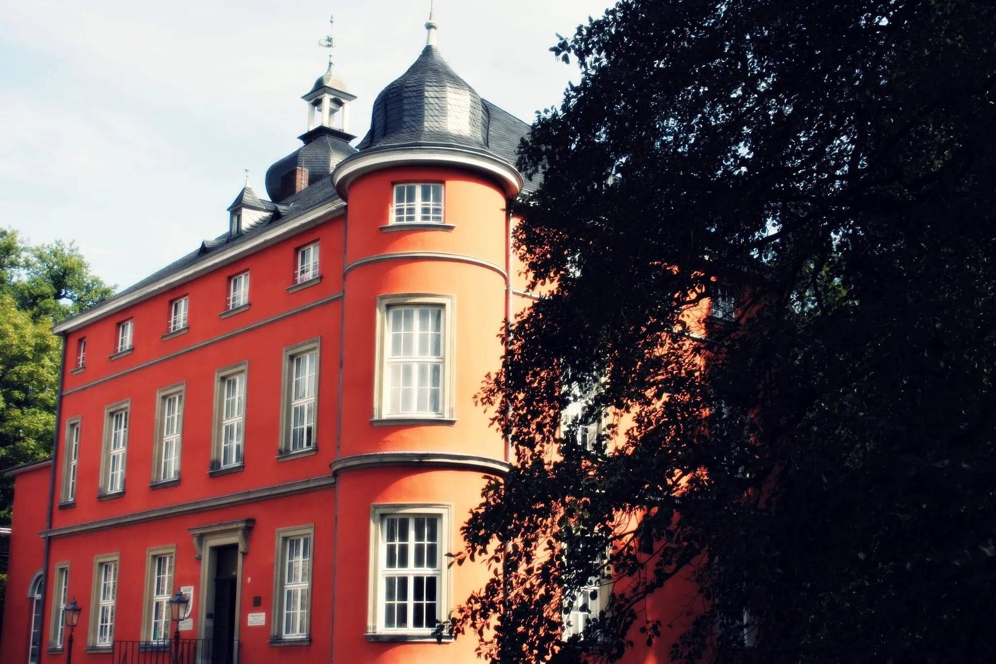 Photo showing: Die Burg Wissem ist ein altes Herrenhaus. Es ist das einzige Museum für Bilderbuchkunst und Jugendbuchillustration in Europa.