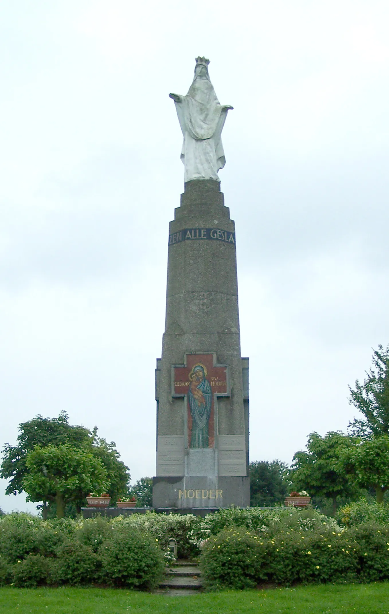 Photo showing: Monument of Maria, designed by Piet Gerrits with a sculpture of Maria by Charles Vos in 1935. Placed at the Gulpenerberg in Gulpen.