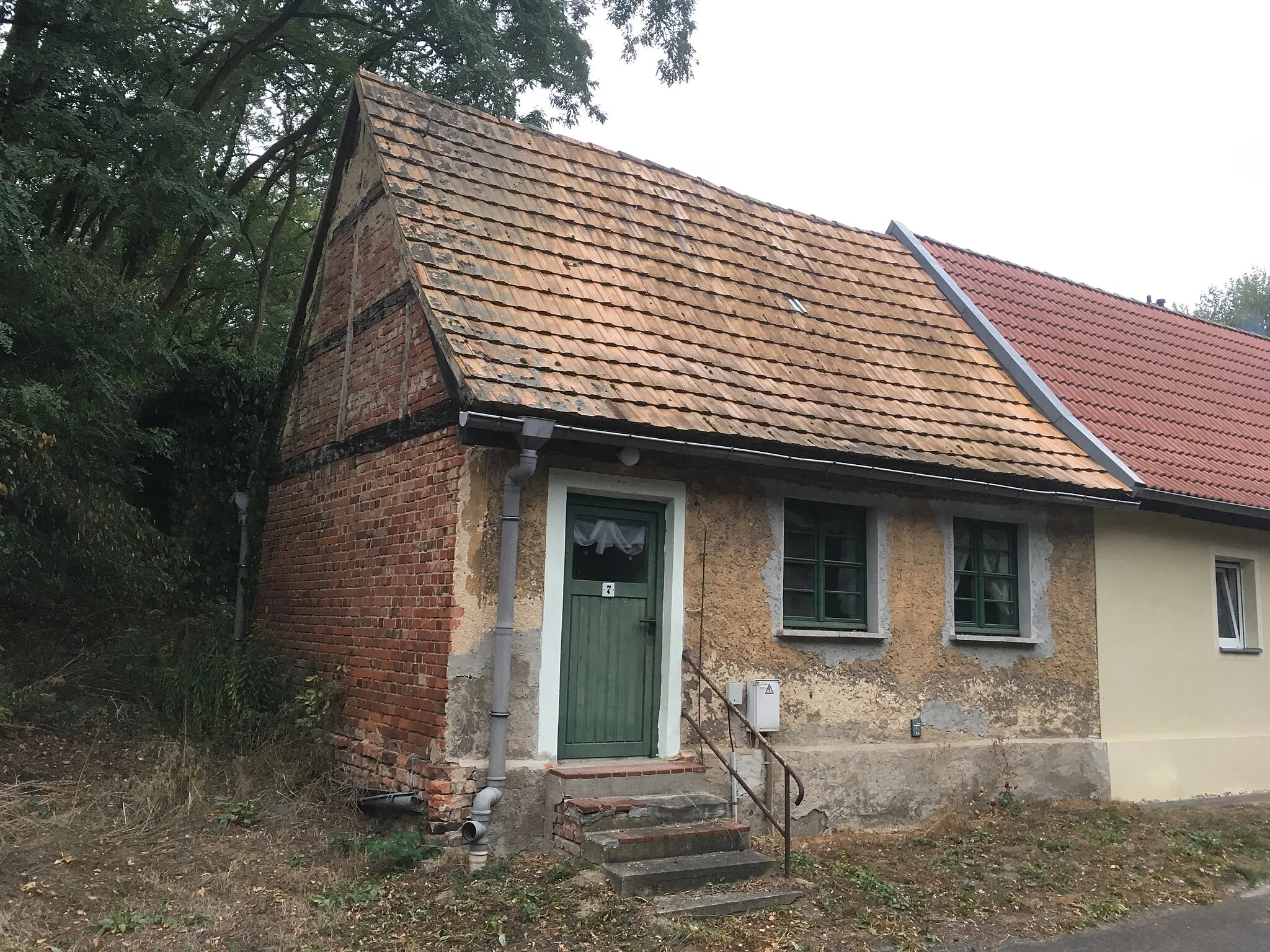 Photo showing: Rittergut and manors park Leipnitz in Dahlenberg, Am Volksgut No. 7, manor workers residential house; of importance for architectural history, local history and landscaping; cultural heritage monument