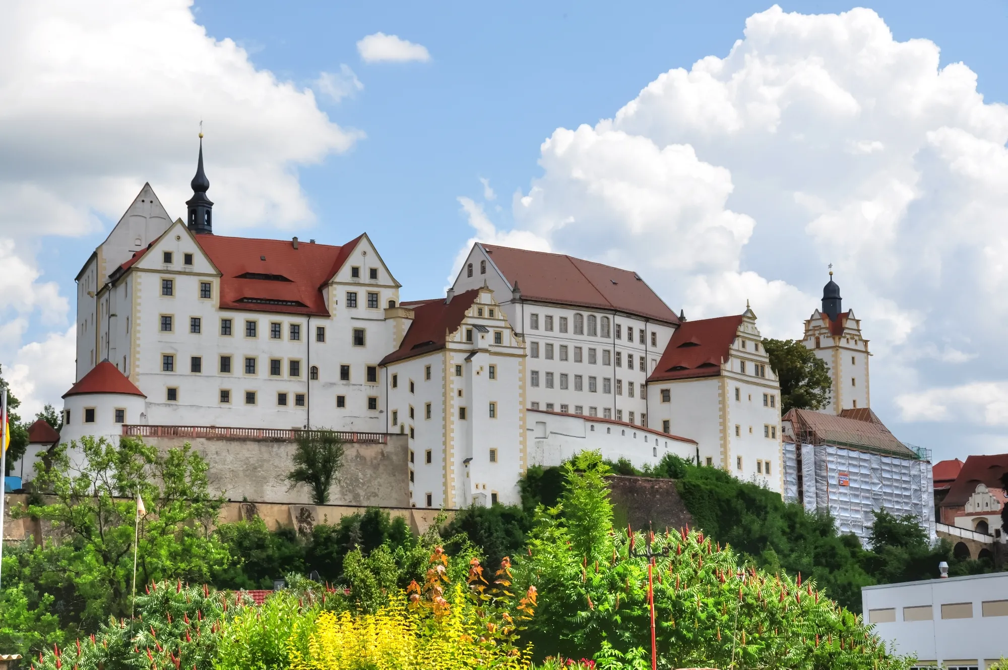 Photo showing: Colditz Castle in 2011, taken from the town of Colditz. The ridge of the roof on the far left was to be the launching platform for the colditz glider, with the landing site approximation being where the photo was taken.