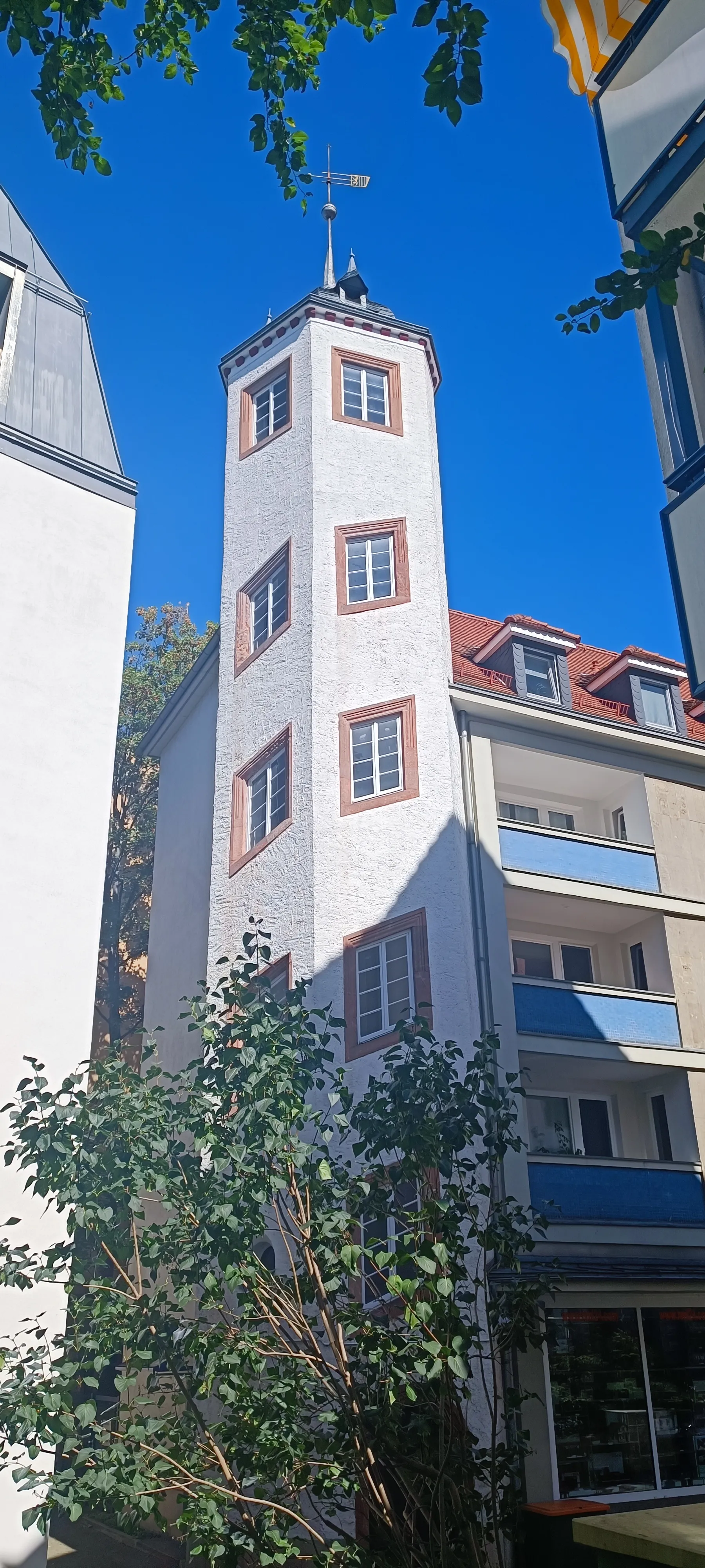 Photo showing: Goldene Fahne (Geschäftshaus in Leipzig; nach Zerstörung im Zweiten Weltkrieg wurde nur sein sechseckiger Treppenturm rekonstruiert)