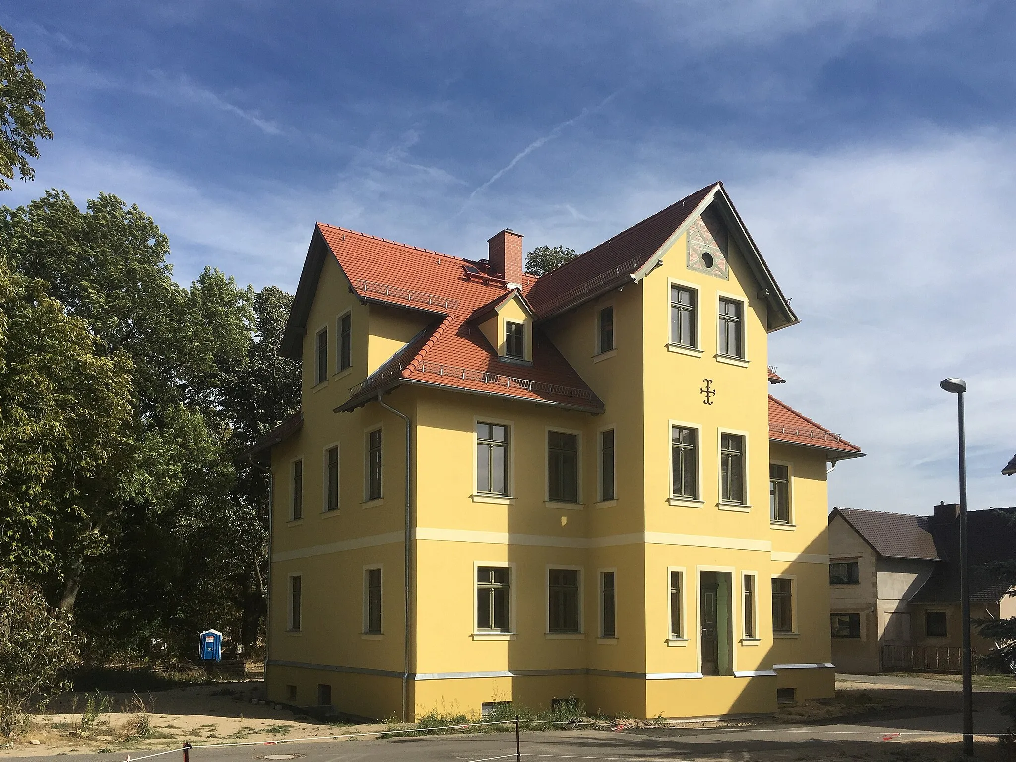 Photo showing: Mansion of a former manor in Dommitzsch, Commende 8; built in 1881; historicistic plaster building on a cross-shaped floor plan, local history and building history of importance; cultural heritage monument