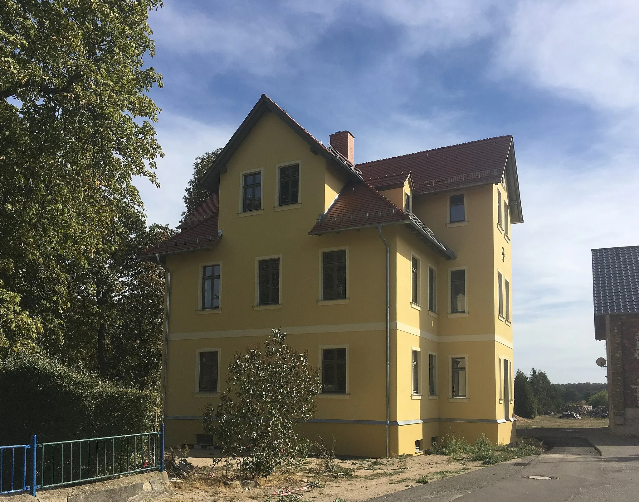 Photo showing: Mansion of a former manor in Dommitzsch, Commende 8; built in 1881; historicistic plaster building on a cross-shaped floor plan, local history and building history of importance; cultural heritage monument