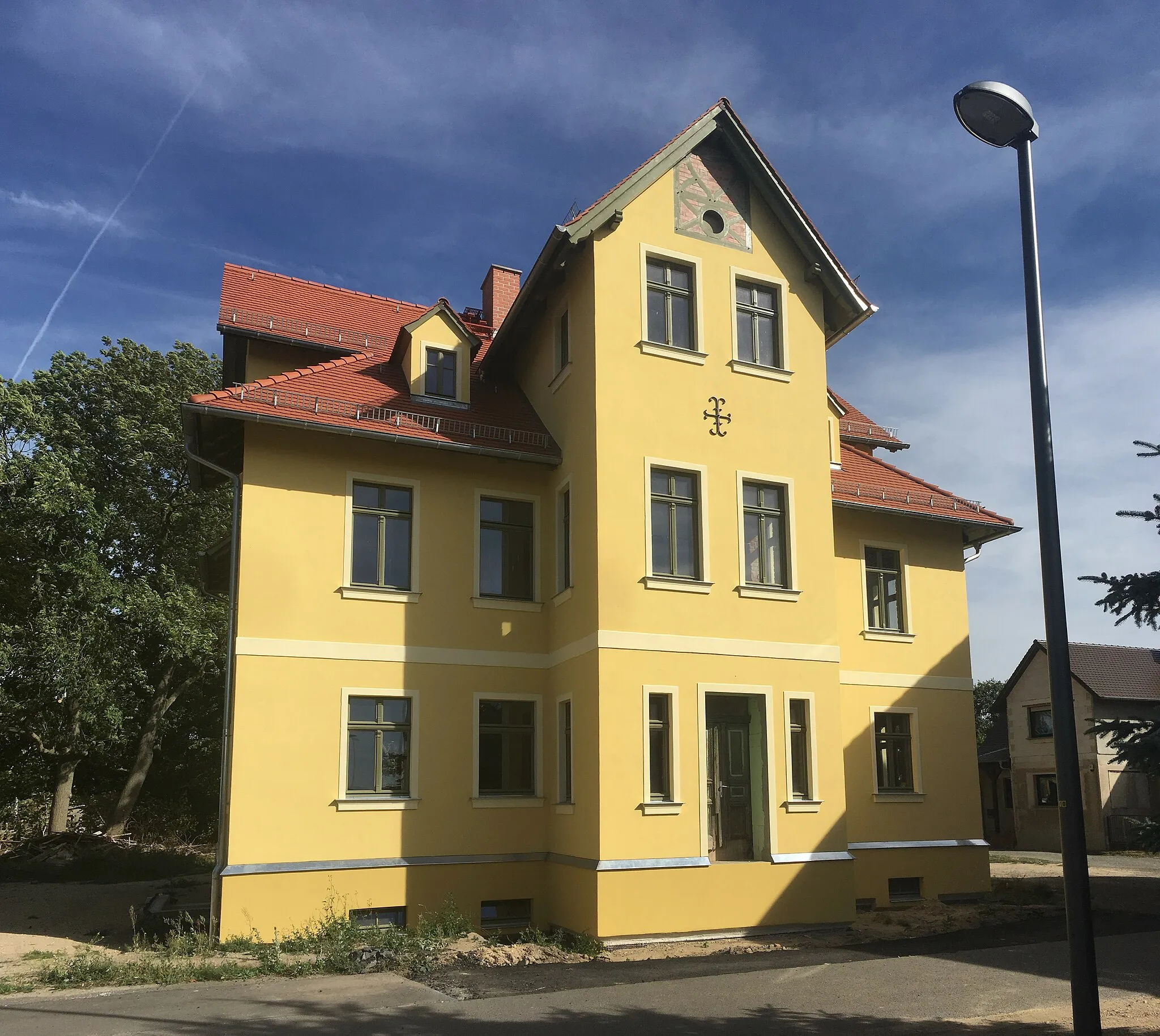 Photo showing: Mansion of a former manor in Dommitzsch, Commende 8; built in 1881; historicistic plaster building on a cross-shaped floor plan, local history and building history of importance; cultural heritage monument