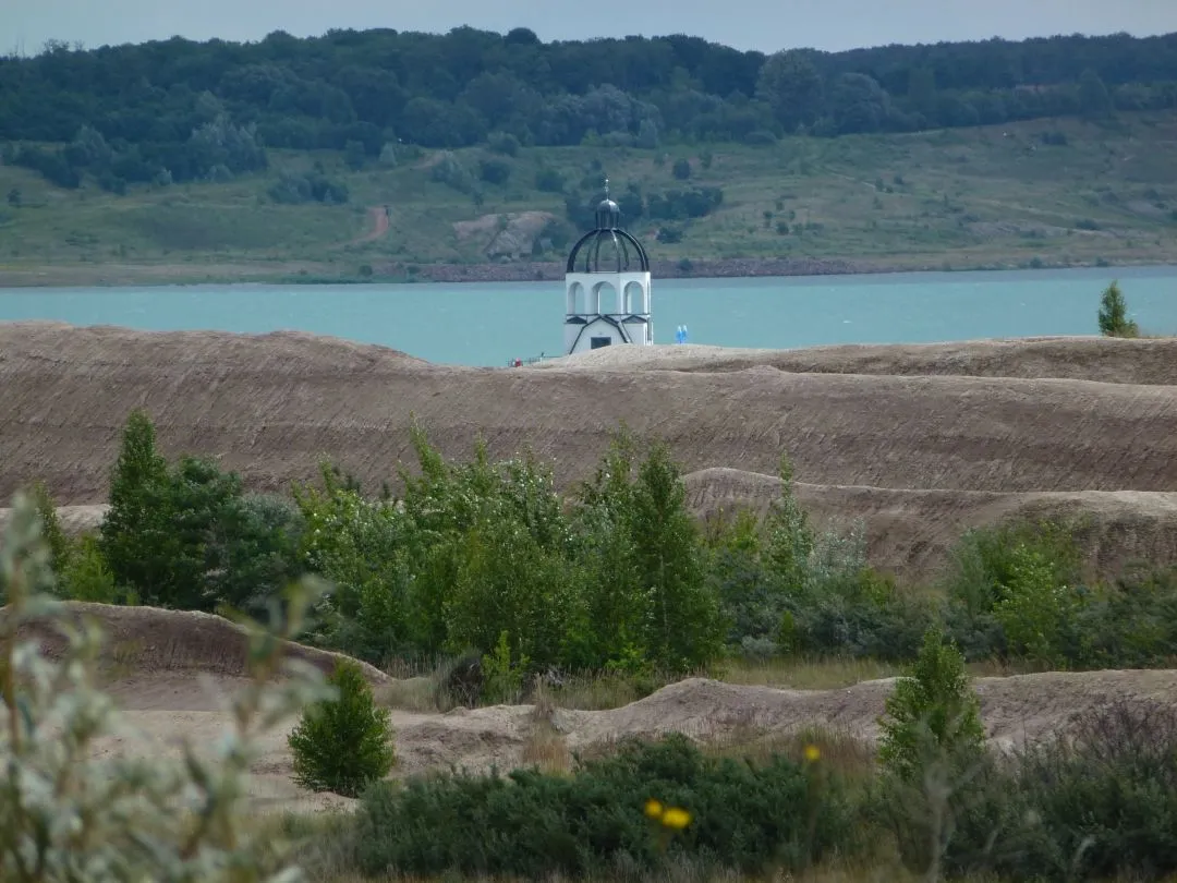 Photo showing: Göhrener Insel im Störmthaler See, dahinter die Kirche Vineta