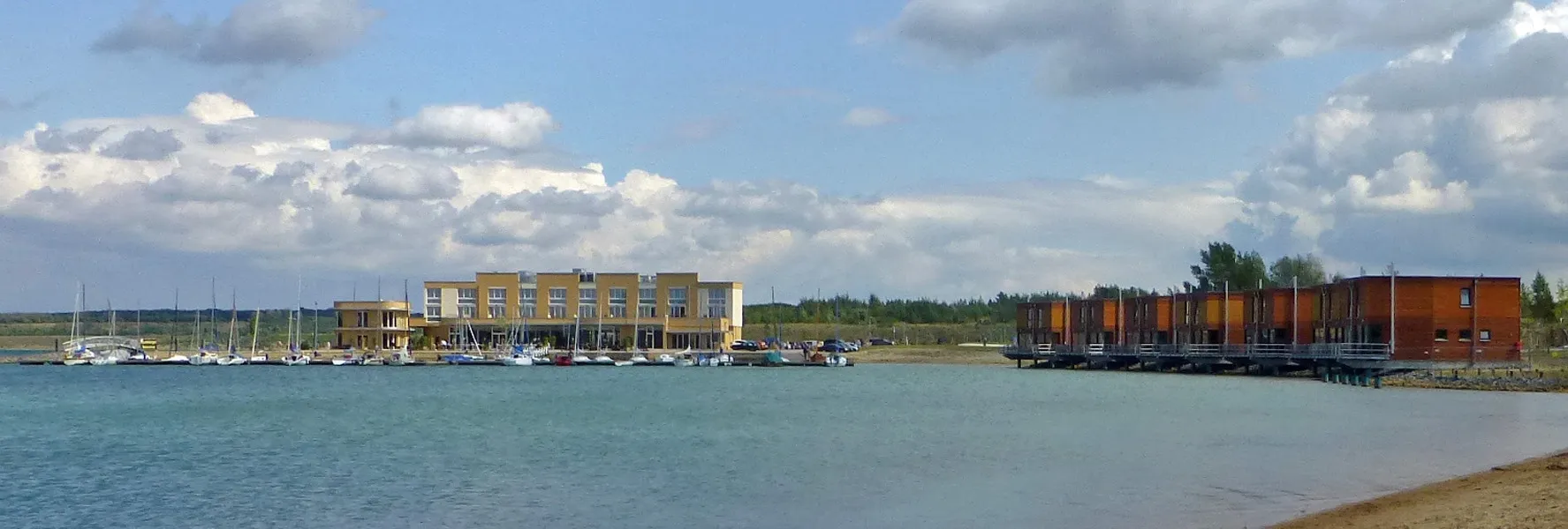 Photo showing: Das Ferienresort Lagovida am Störmthaler See mit Hotel, Sportboothafen und Hafenhäusern