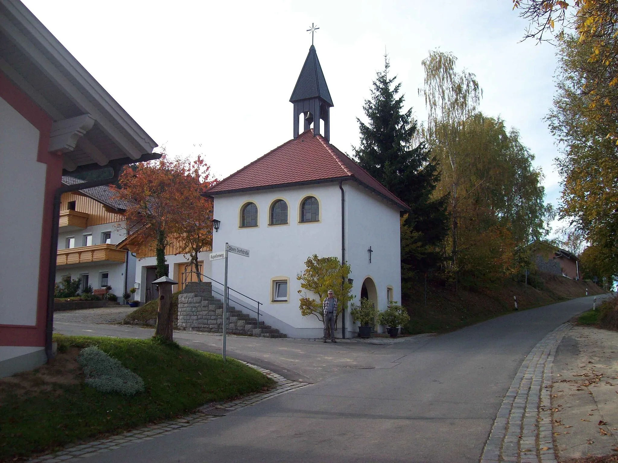 Photo showing: Neue Rehberger Dorfkapelle "Zur schmerzhaften Muttergottes" im Untergeschoß Aufbahrungs- und Aussegnungsraum für Verstorbene, errichtet 1963/64