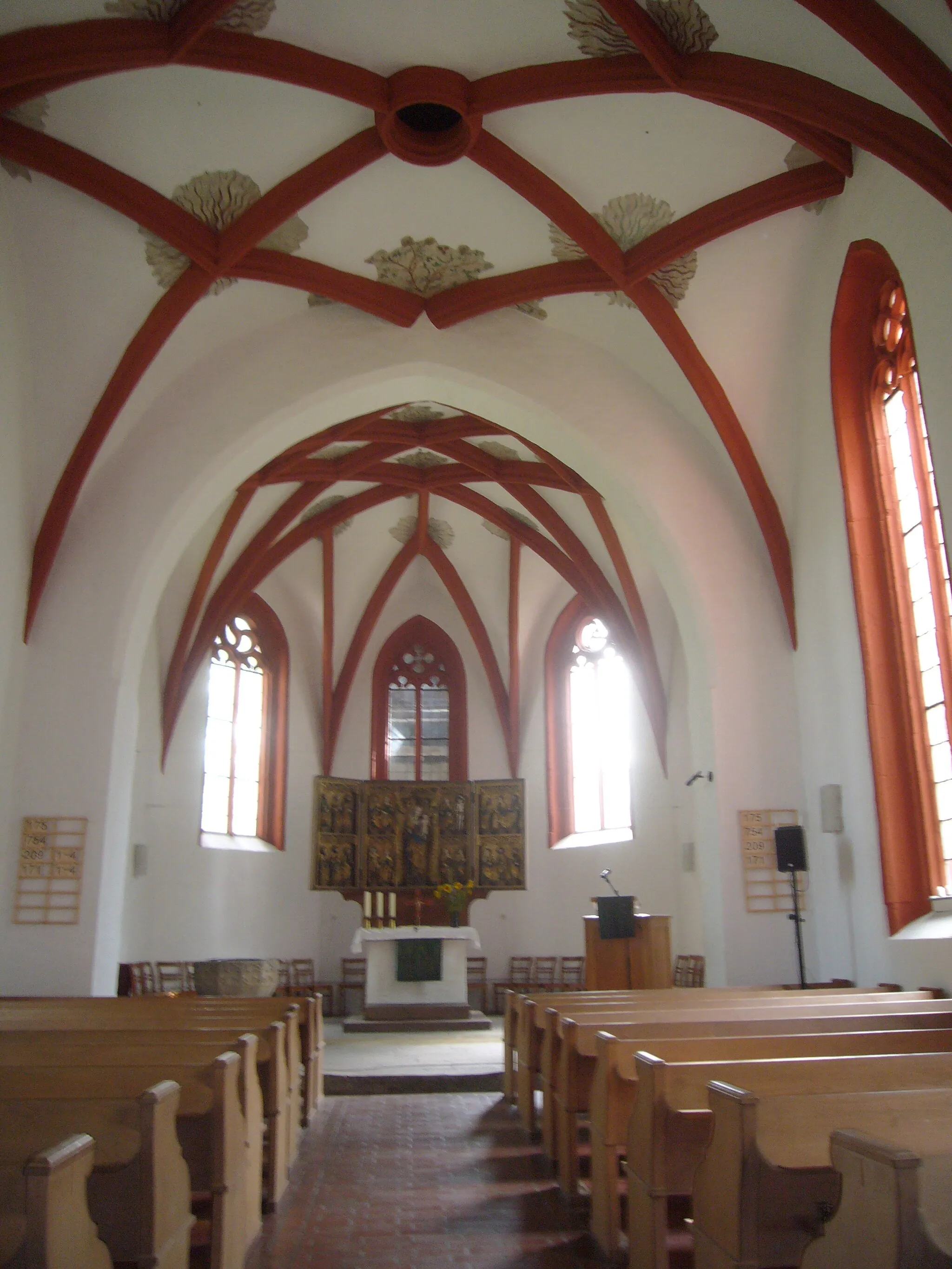 Photo showing: Christuskirche (Leipzig-Eutritzsch), Inneres mit Blick zur Apsis und den Marienaltar. Der jetzige Marienaltar aus dem Jahr 1480 stammt aus Machern. Er steht seit 1960 in der Kirche und wurde im Jahr 2002 aufwändig restauriert.