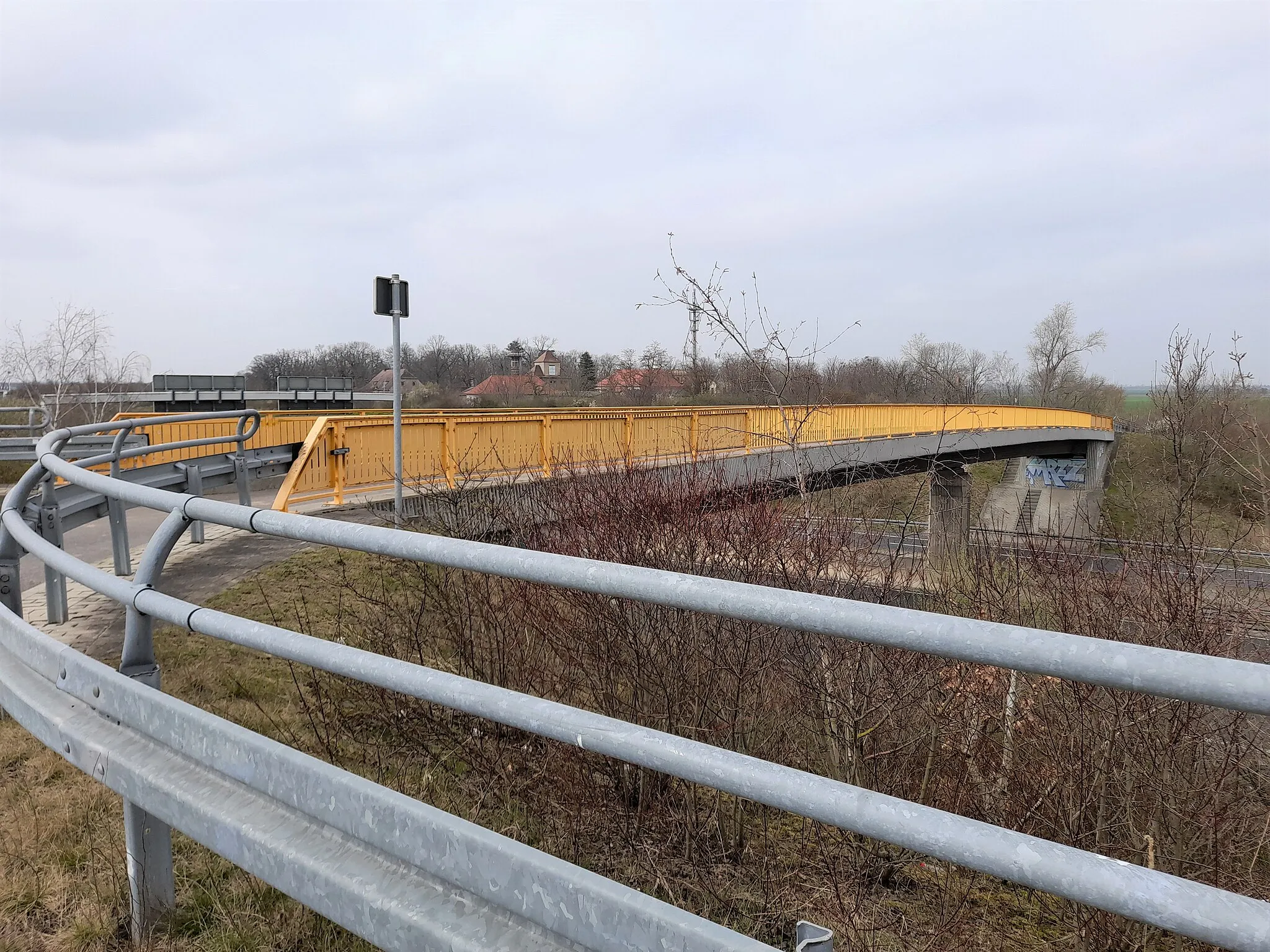 Photo showing: Fußgänger- und Radfahrerbrücke über die B 100 in Brehna in Richtung und mit Blick auf Carlsfeld