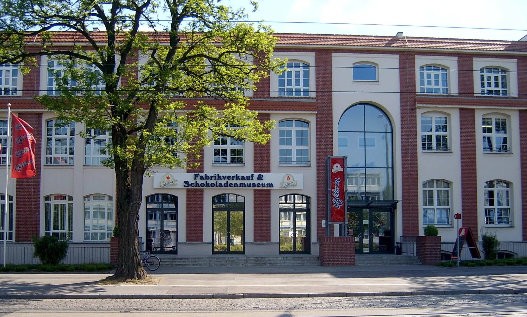 Photo showing: Das Gebäude der Halloren Schokoladenfabrik in Halle (Saale) - Eingang zum Fabrikverkauf und Schokoladenmuseum
