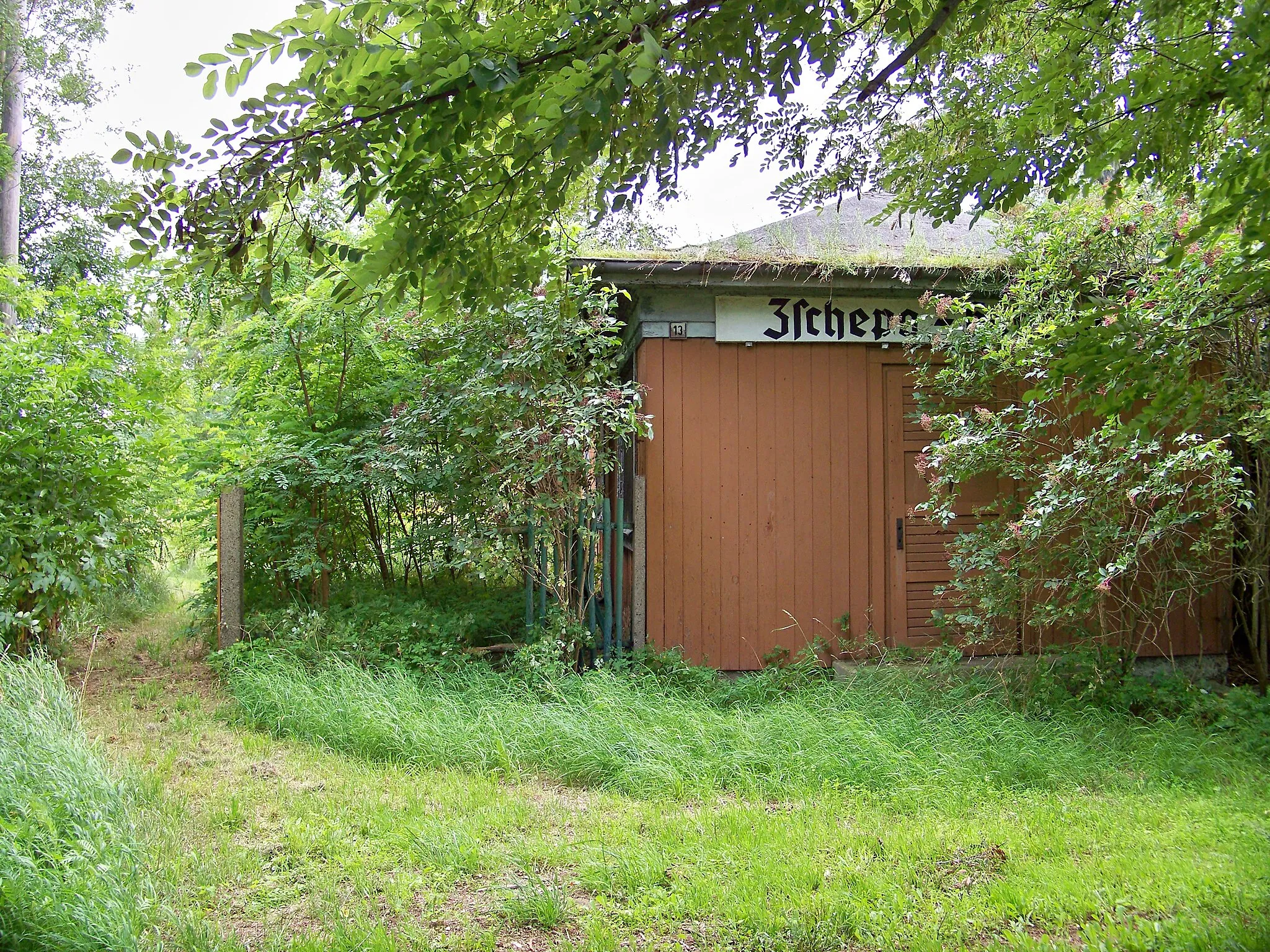 Photo showing: Bahnhofsgebäude des ehemaligen Bahnhofes Zschepa-Hohburg an der Strecke Eilenburg–Wurzen.