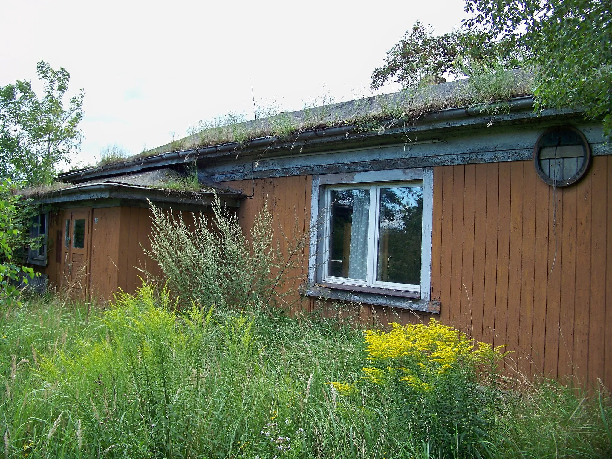 Photo showing: Bahnhofsgebäude des ehemaligen Bahnhofes Zschepa-Hohburg an der Strecke Eilenburg–Wurzen.