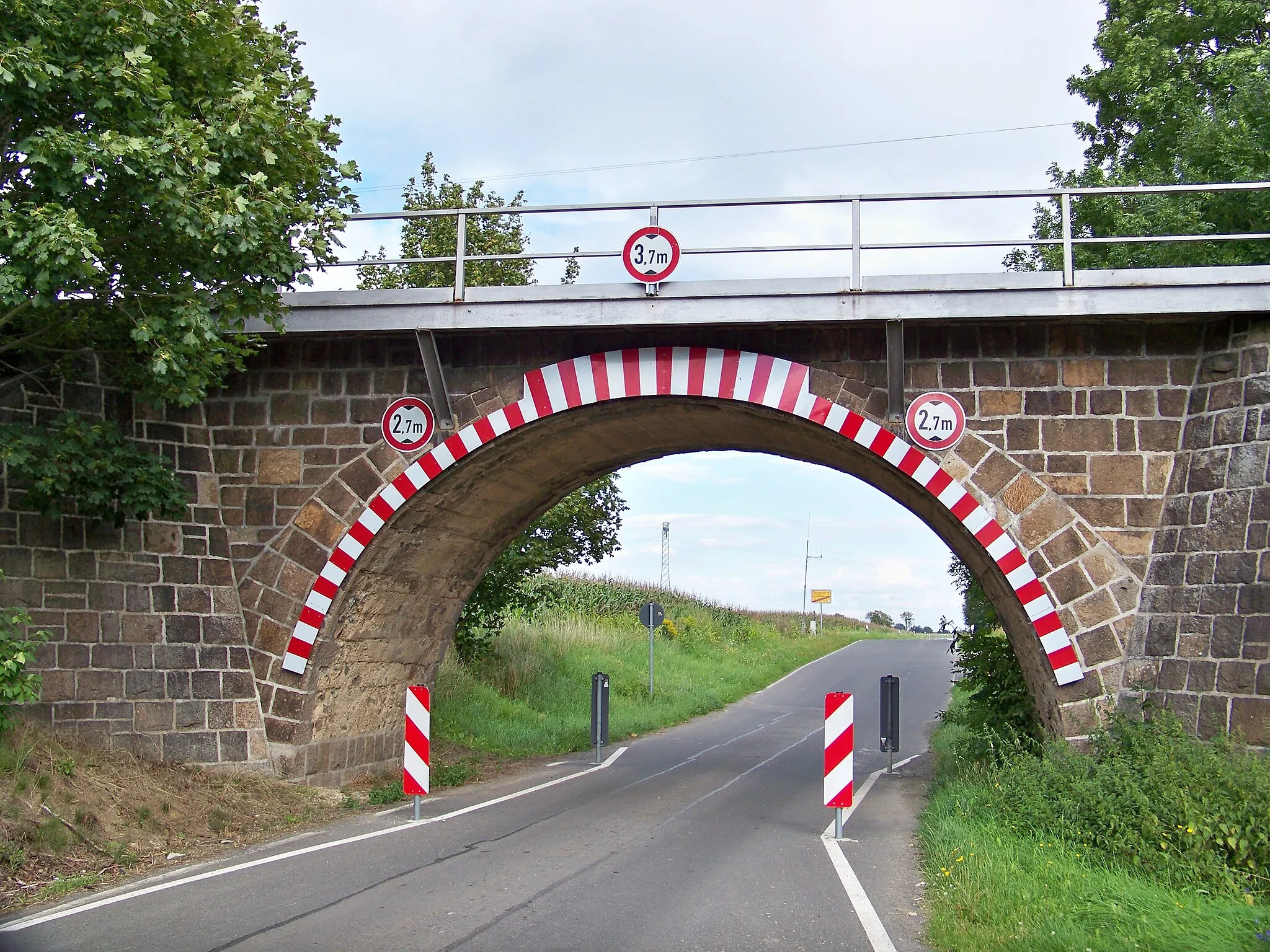 Photo showing: Brücke der Bahnstrecke Eilenburg–Wurzen über die Goethestraße in Lüptitz (Landkreis Leipzig).