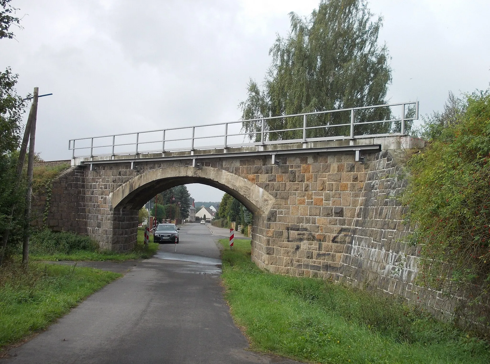 Photo showing: Railway bridge over Alte Hohburger Strasse in Lüptitz (Lossatal, Leipzig district, Saxony)