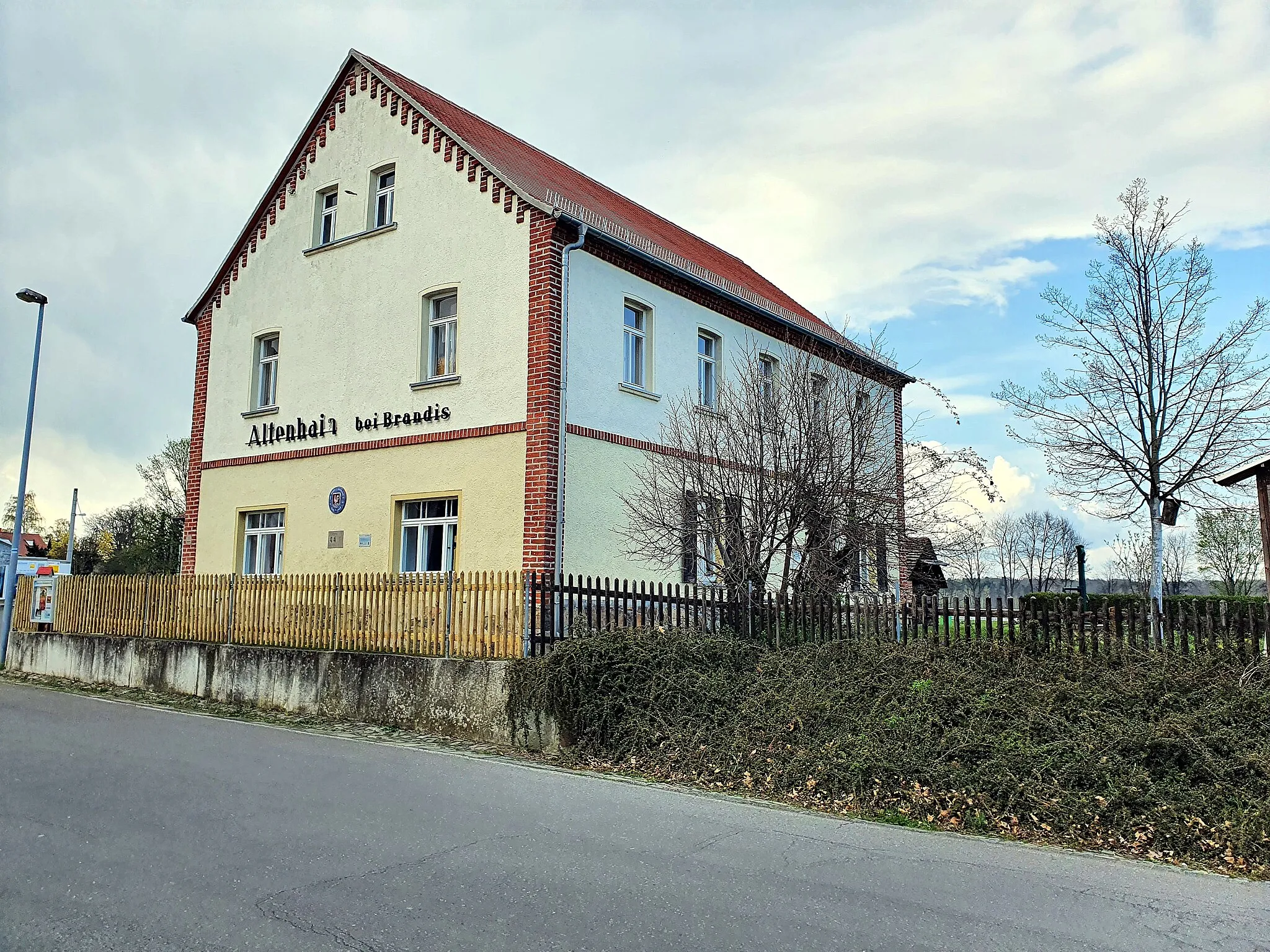 Photo showing: Dorfstraße 2 in Altenhain - ehemalige Schule in Ecklage Polenzer Straße