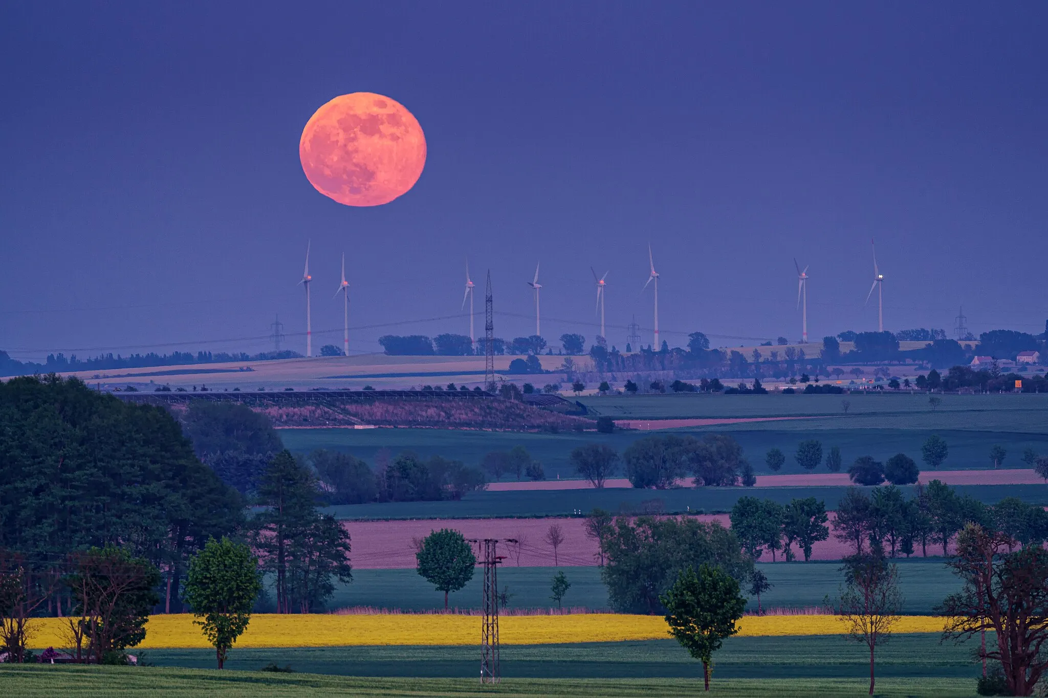 Photo showing: Mondaufgang Supermond am 07.05.2020. Aufgenommen vom Hetzeberg in Oschatz OT Saalhausen in Blickrichtung zu den 14,25 km entfernten Windkraftanlagen in Lommatztsch OT Barmenitz