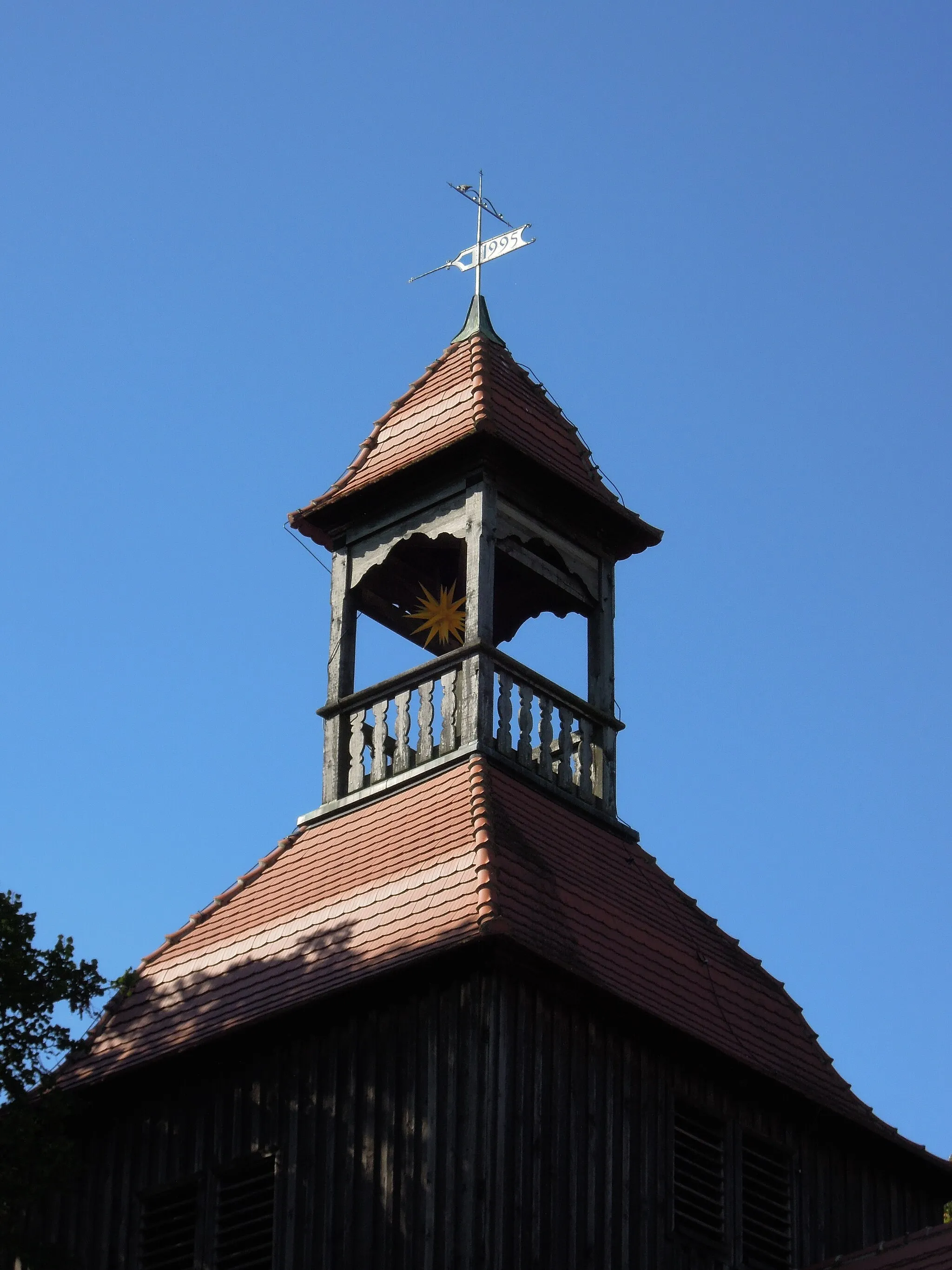 Photo showing: Kirche Gommlo -Südostansicht des Turmaufsatzes mit Wetterfahne- Anfang September 2020
