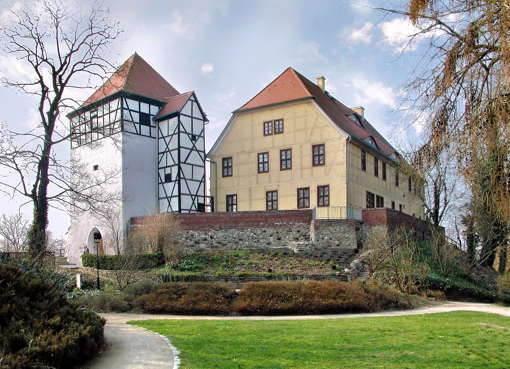 Photo showing: 04.04.2009  04849  Bad Düben: Neuhofstraße 3: Burg Düben (GMP: 51.592162,12.580472), Landschaftsmuseum der Dübener Heide. Die Burg wird erstmals 981 genannt und besetzt 
einen Hügel unweit des alten Flußübergangsüber die Mulde. Zustand nach Wiederaufbau von etwa 1460. Sicht von Nordosten.           [DSCN36017.TIF]20090404175DR.JPG(c)Blobelt