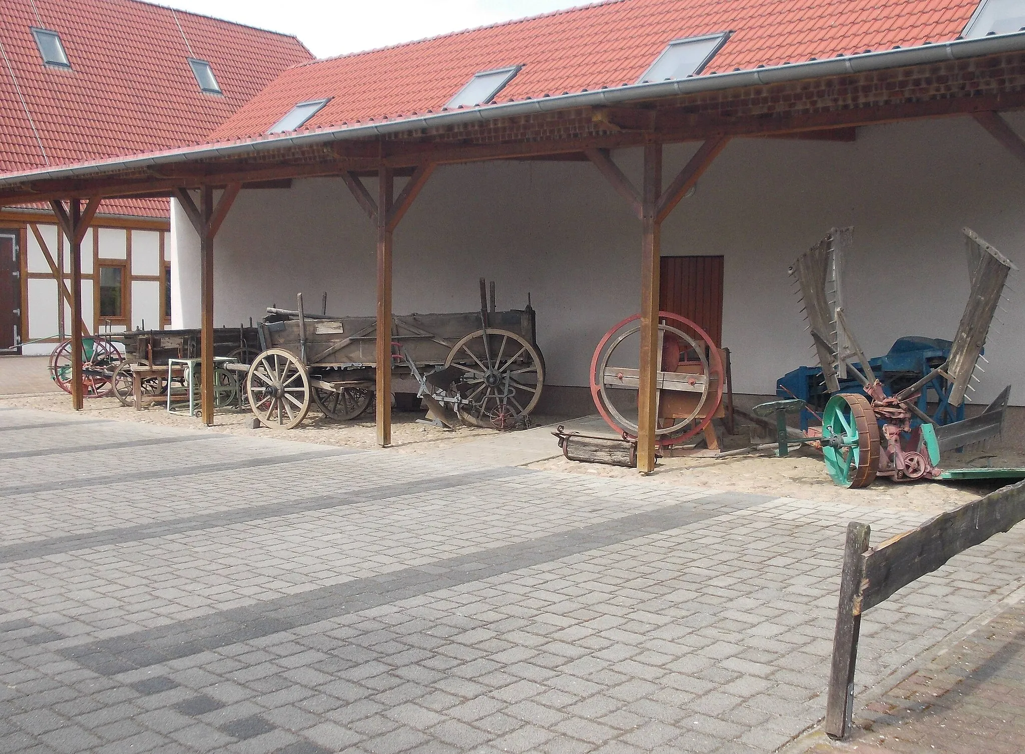 Photo showing: Barn of Schwemsal estate (Muldestausee, Anhalt-Bitterfeld district, Saxony-Anhalt)