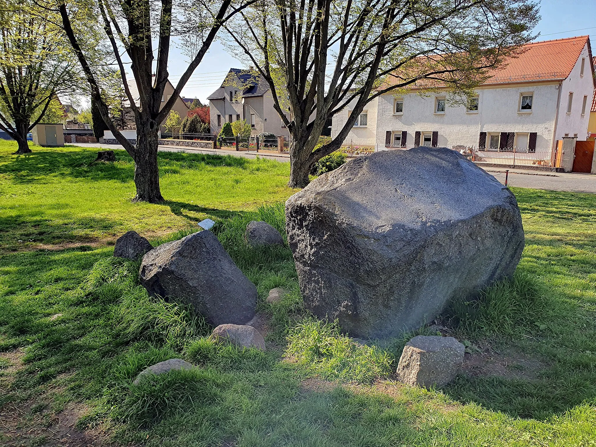 Photo showing: geologisches Naturdenkmal in Sachsen: Granitfindling auf dem Arnoldplatz, Stadtteil Leipzig-Engelsdorf/Sommerfeld