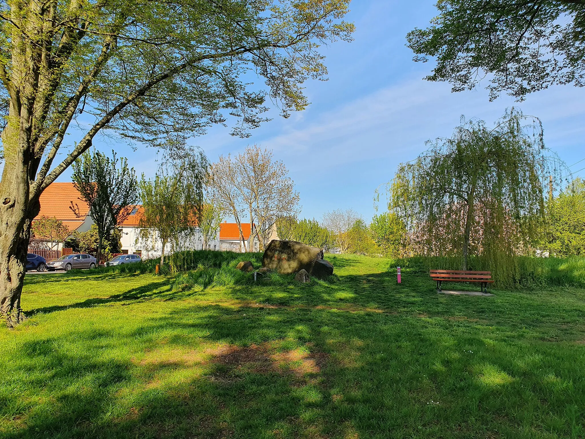 Photo showing: geologisches Naturdenkmal in Sachsen: Granitfindling auf dem Arnoldplatz, Stadtteil Leipzig-Engelsdorf/Sommerfeld