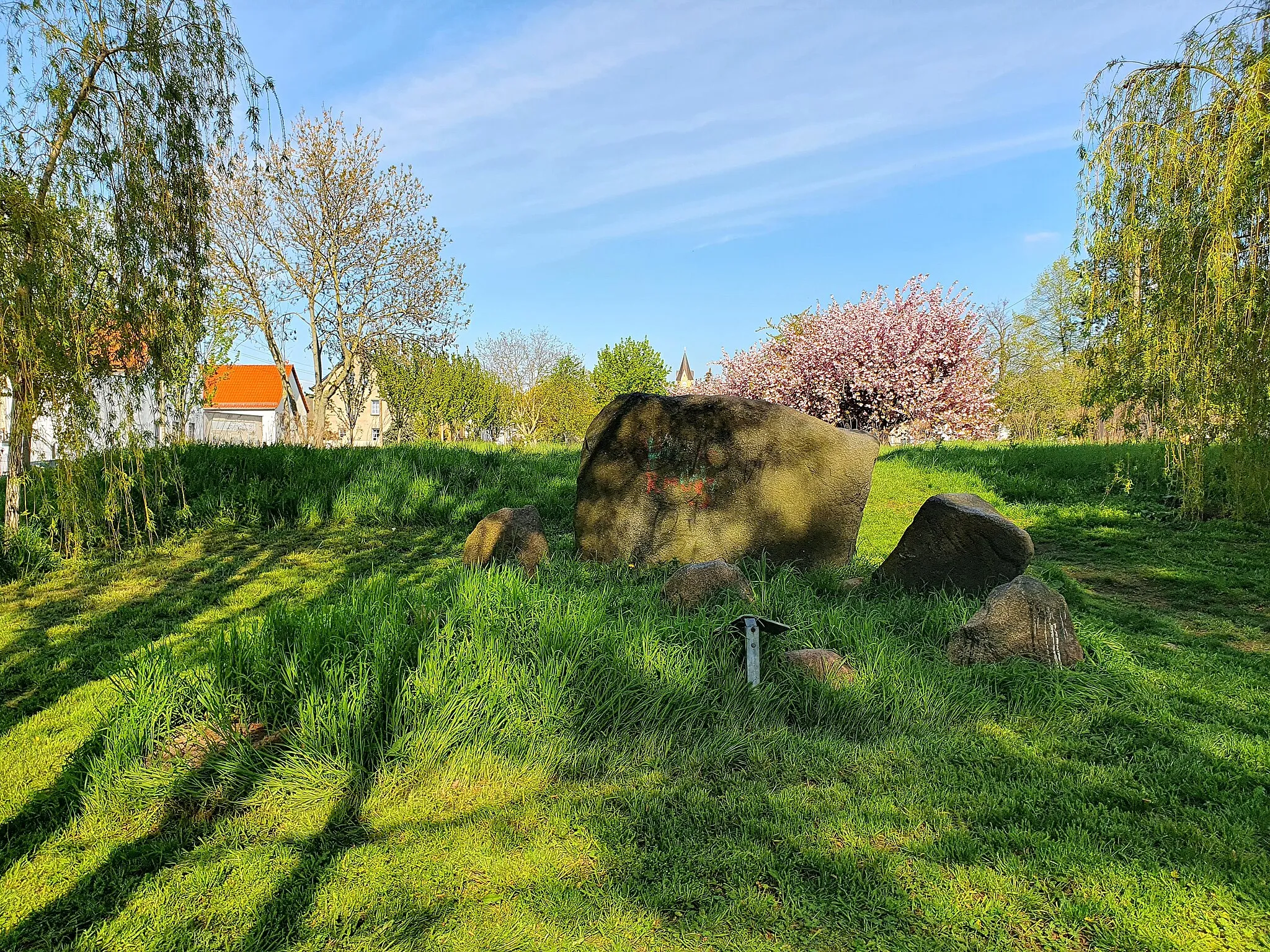 Photo showing: geologisches Naturdenkmal in Sachsen: Granitfindling auf dem Arnoldplatz, Stadtteil Leipzig-Engelsdorf/Sommerfeld