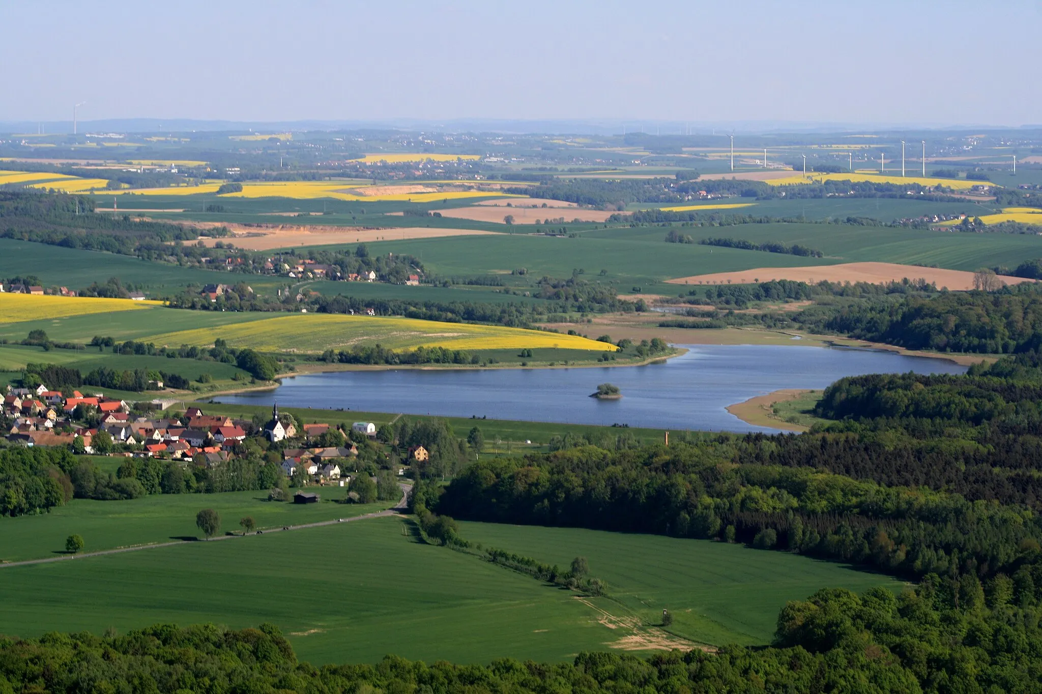 Photo showing: Luftbild der Talsperre Schömbach mit umgebender Landschaft an der Grenze von Thüringen und Sachsen. Im Bild sind das Landschaftsschutzgebiet Kohrener Land (Thüringen/Sachsen) und das Naturschutzgebiet Leinawald (Thüringen).