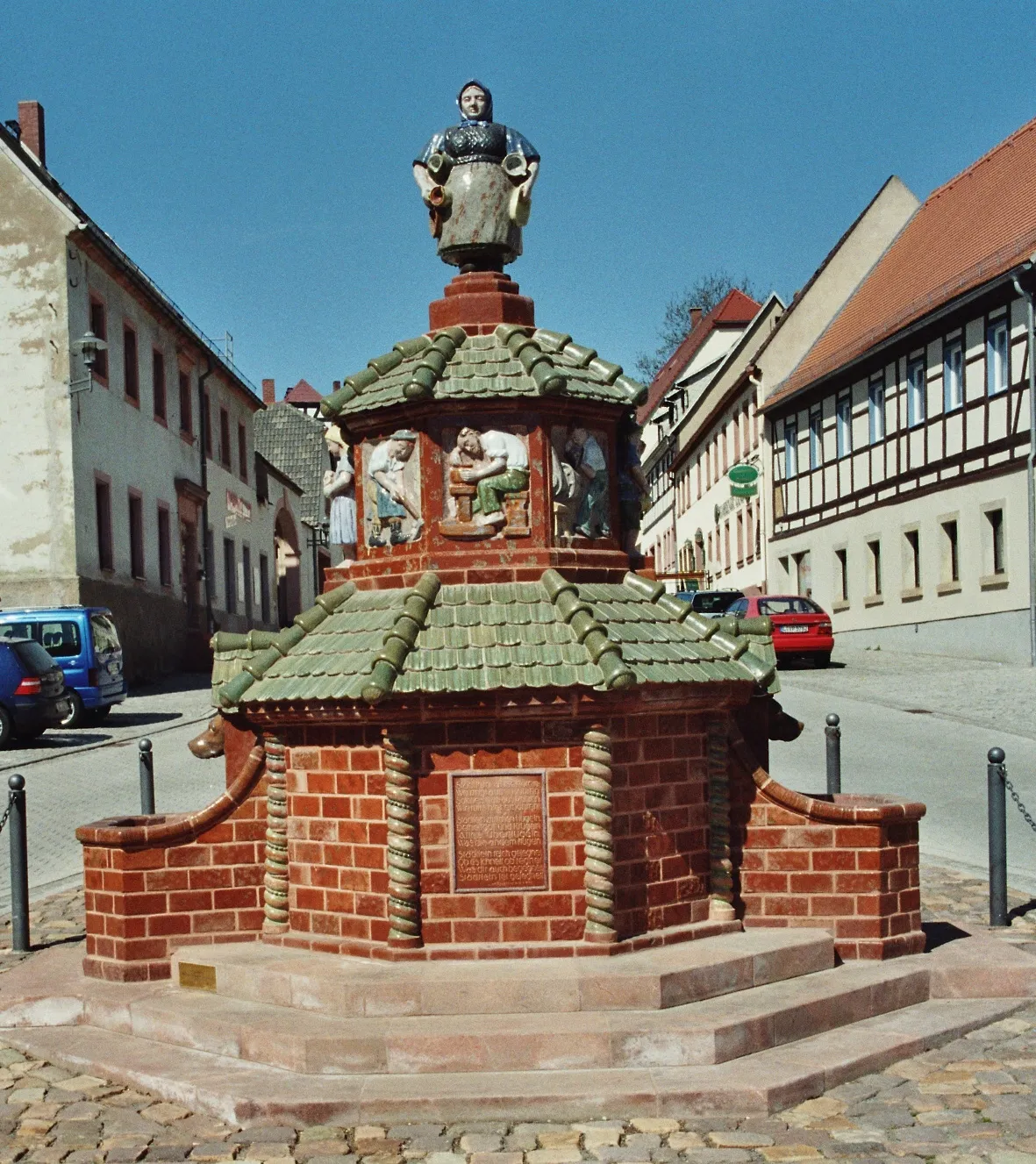 Photo showing: Töpferbrunnen auf dem Marktplatz in Kohren-Sahlis, Sachsen, Deutschland