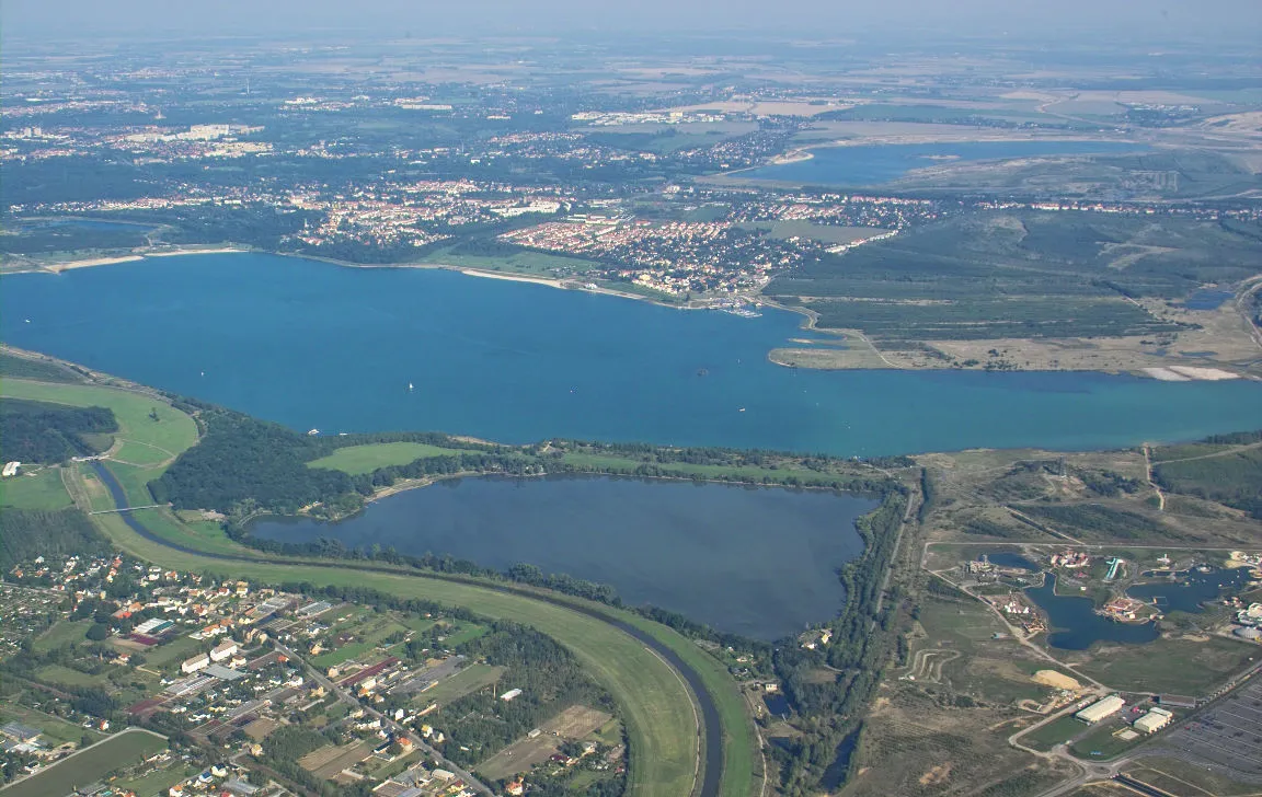 Photo showing: Luftbild vom Cospudener See in der Mitte. Im unteren Teil der Elterstausee. Im oberen Bildteil der Markkleeberger See