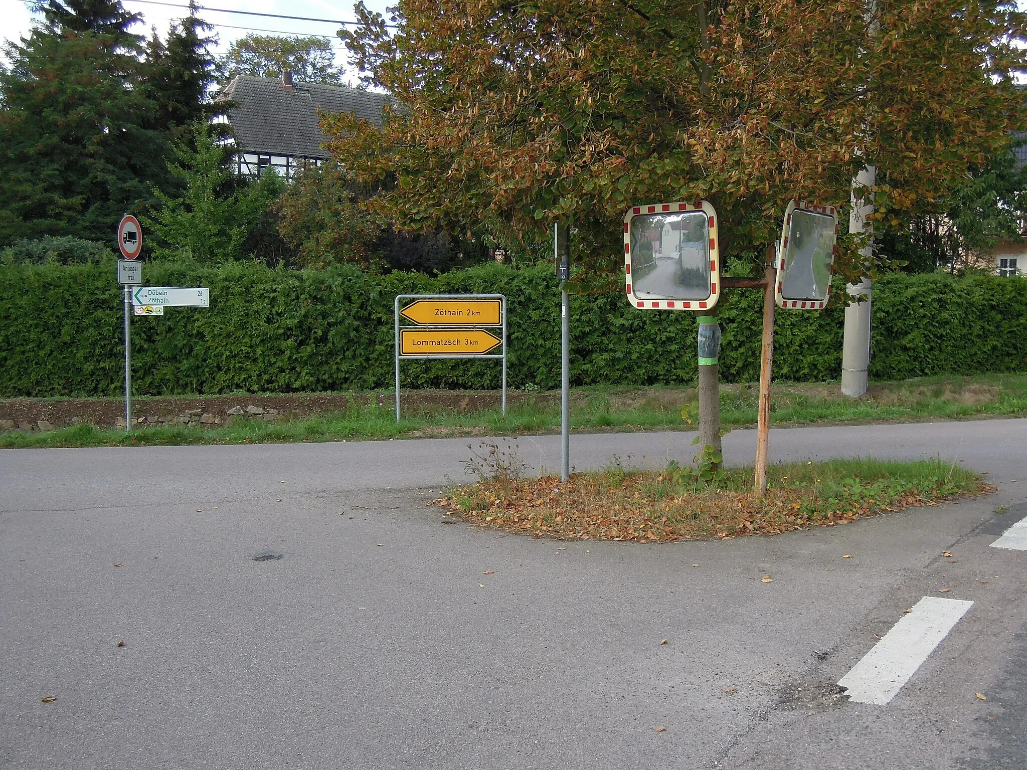 Photo showing: Straßenkreuzung in Daubnitz -von Wachtnitz, nach Zöthain, nach Lommatzsch auf K 8070- September 2022