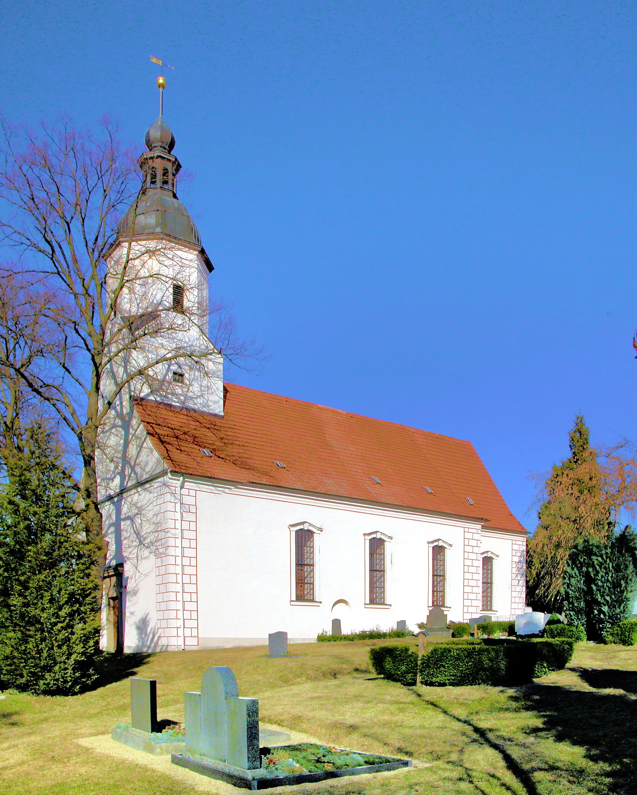 Photo showing: 03.08.2011  04758  Merkwitz (Oschatz): Die Dorfkirche (GMP: 51.31972,13.087777) steht auf einer Erhebung hoch über der Dorfstraße. Das Gotteshaus ist aus einer romanischen Saalkirche hervorgegangen, die 1713 in barocker Gestalt erneuert wurde. Dabei blieben vom Vorgängerbau sowohl der Grundriss als auch Teile des Mauerwerks erhalten. Romanischen Ursprungs ist zum Beispiel die halbrunde Apsis, die man heute als Sakristei nutzt. Den Neubau führte der Maurermeister Johann George Hauptmann aus Lampertswalde aus. Er schuf einen schlichten, hellen Kirchenraum mit flacher Decke und dreiseitig umlaufenden Emporen. Der in das Kirchenschiff eingestellte Westturm besitzt eine barocke Haube, die sich über dem chteckigen Glockengeschoss aufbaut.                                                                                                 [DSCNn2015-2016.TIF]20010308370MDR.JPG(c)Blobelt