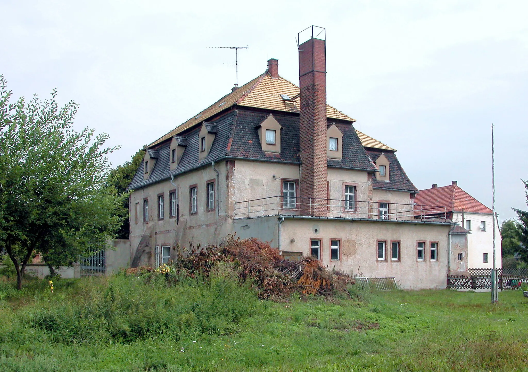 Photo showing: 11.08.2006  04668  Böhlen (Grimma), Rittergutsweg 1 (GMP: 51.187733,12.860000): Herrenhaus des ehemaligen Ritterguts. Das Rittergut Böhlen war im 15. und 16. Jahrhundert im Besitz der Adelsfamilie von Zeschau. Das barocke Herrenhaus scheint im frühen 
18. Jahrhundert für Ernst Dietrich von Erdmannsdorff errichtet worden zu sein. Seit 1818 lebten hier ausschließlich bürgerliche Besitzer. Nach der  Bodenreform und in der DDR wurde das Herrenhaus bis 1991 als Kinderheim "Jenny Marx" genutzt. Heute ist hier eine AußensteIle der Mittelschule Böhlen. Im Dachgeschoss befindet sich eine Heimatausstellung. Parkseite.                                                                                                                                                                             [DSCN11166.TIF]20060811095DR.JPG(c)Blobelt