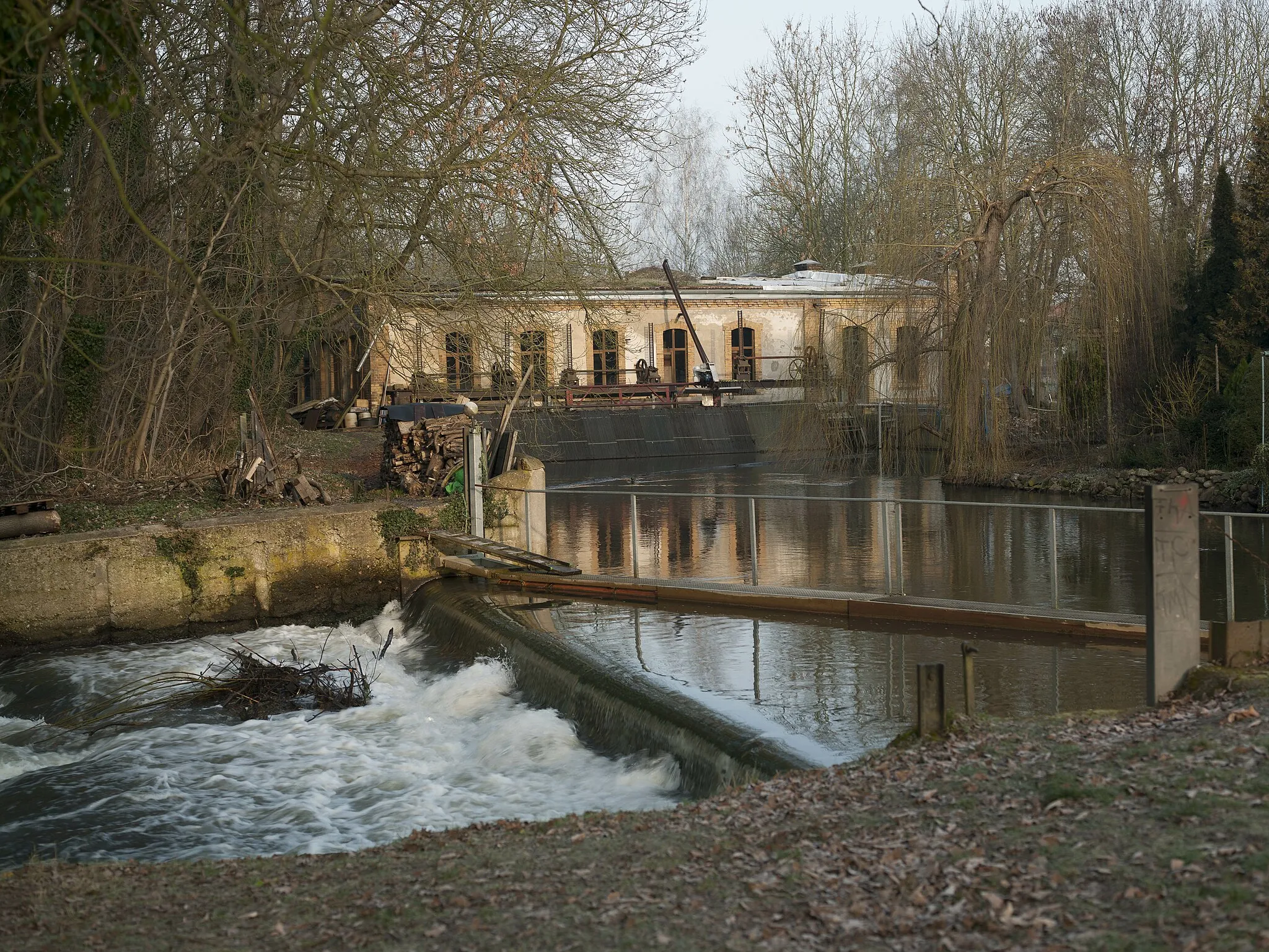 Photo showing: Blick auf das Wasserkraftwerk an der Elster in Lützschena