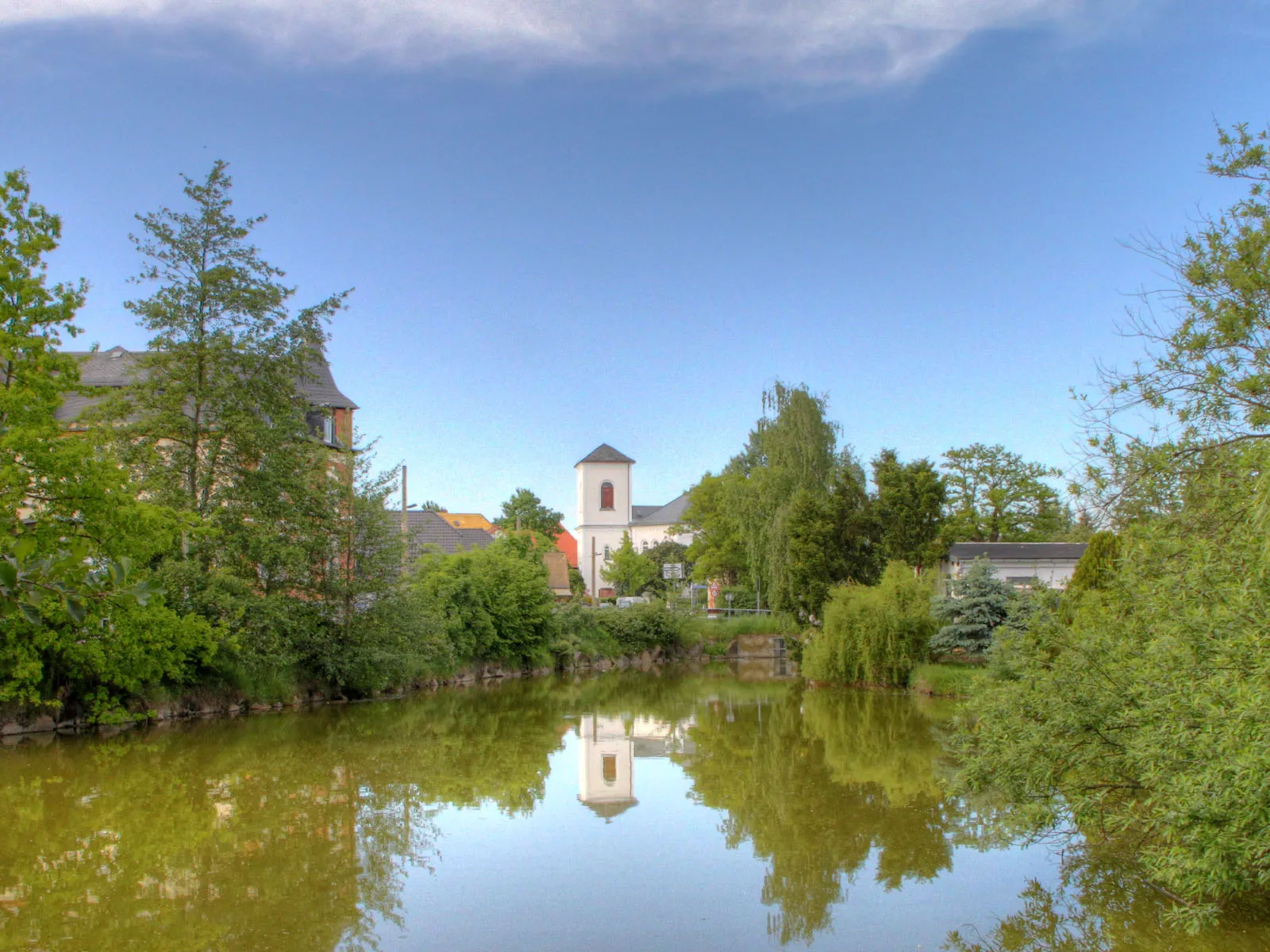 Photo showing: Church to Knauthain over the village pond