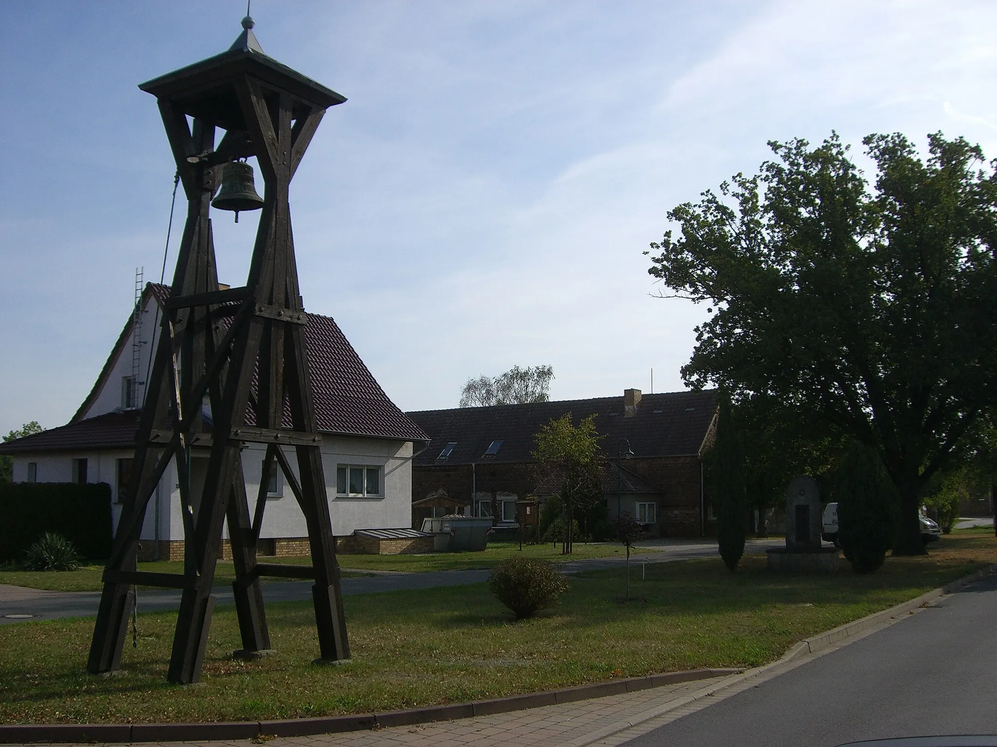 Photo showing: Glockenturm und Kriegerdenkmal in Mönchenhöfe