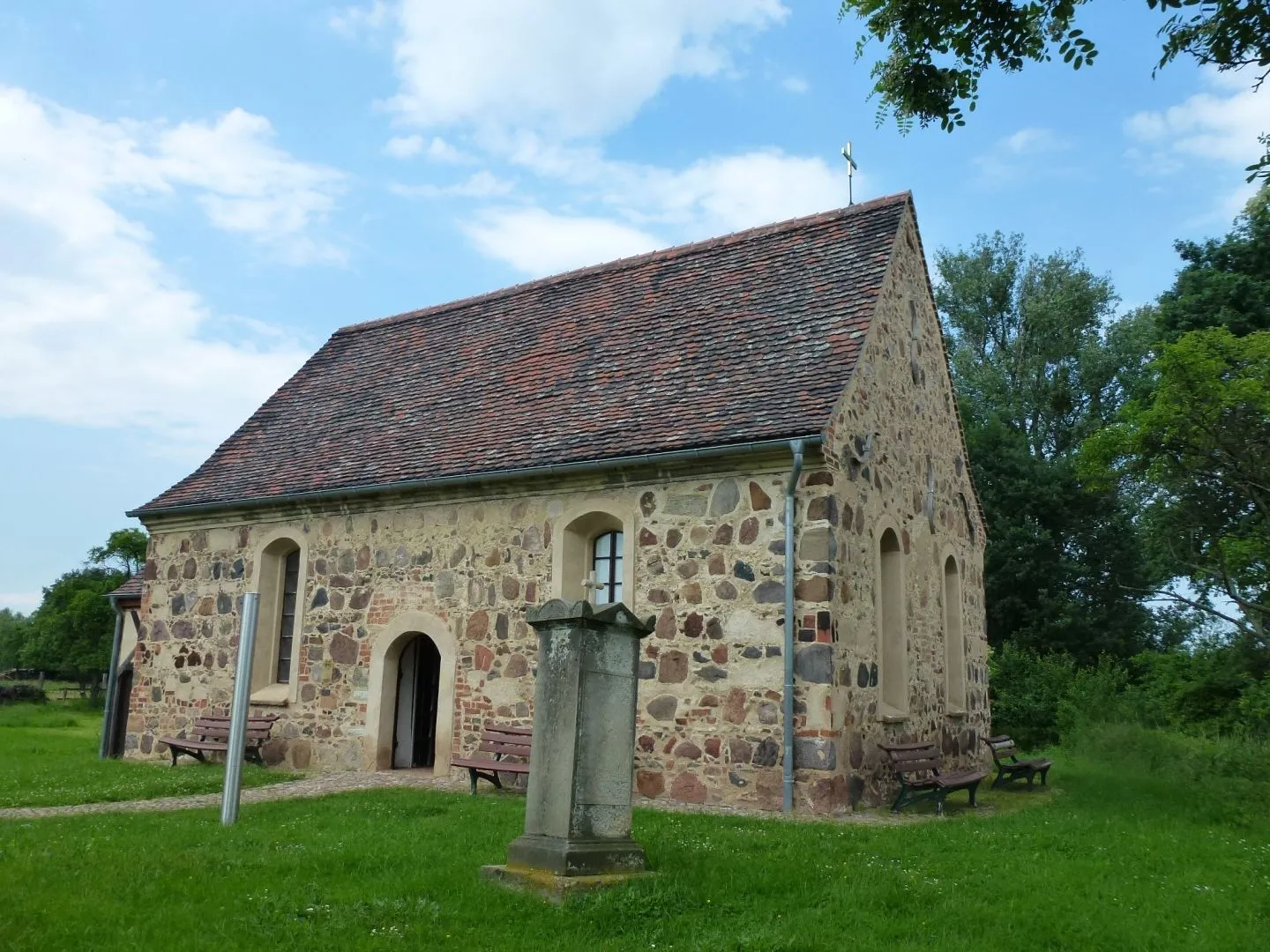 Photo showing: Elbschifferkirche in Priesitz mit metallener Hochwassersäule davor