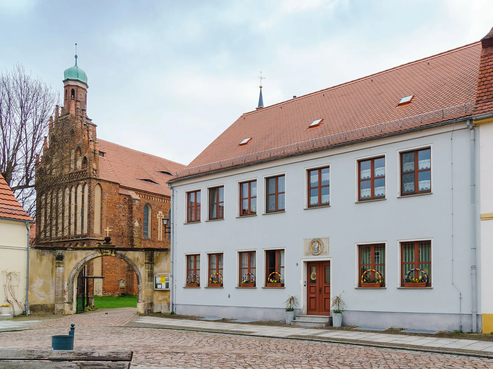 Photo showing: Katholisches Pfarramt und Altstädter Markt 9 und Klosterkirche in Mühlberg/Elbe