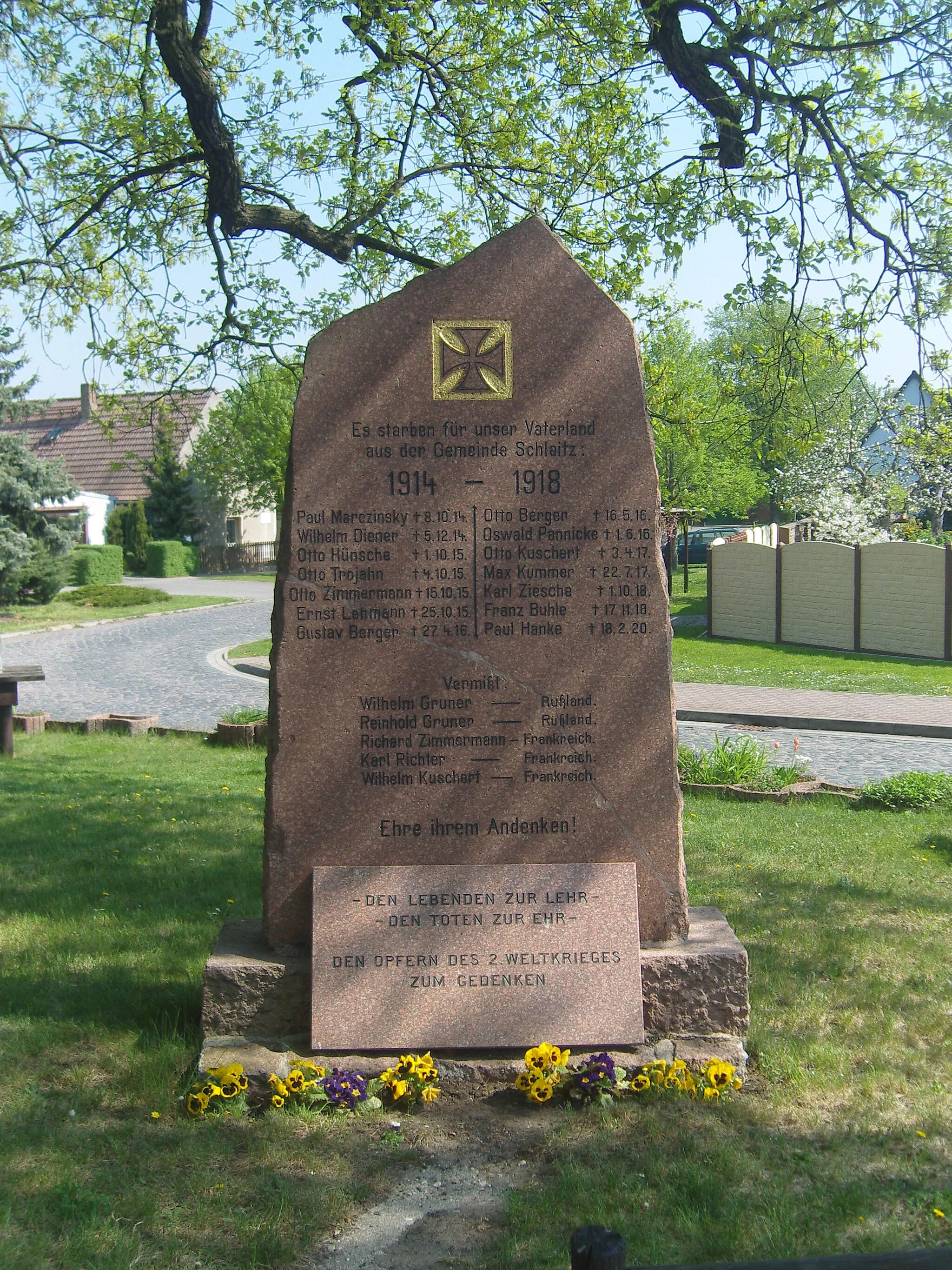 Photo showing: Kriegerdenkmal für die Gefallenen des Ersten Weltkriegs in Schlaitz
