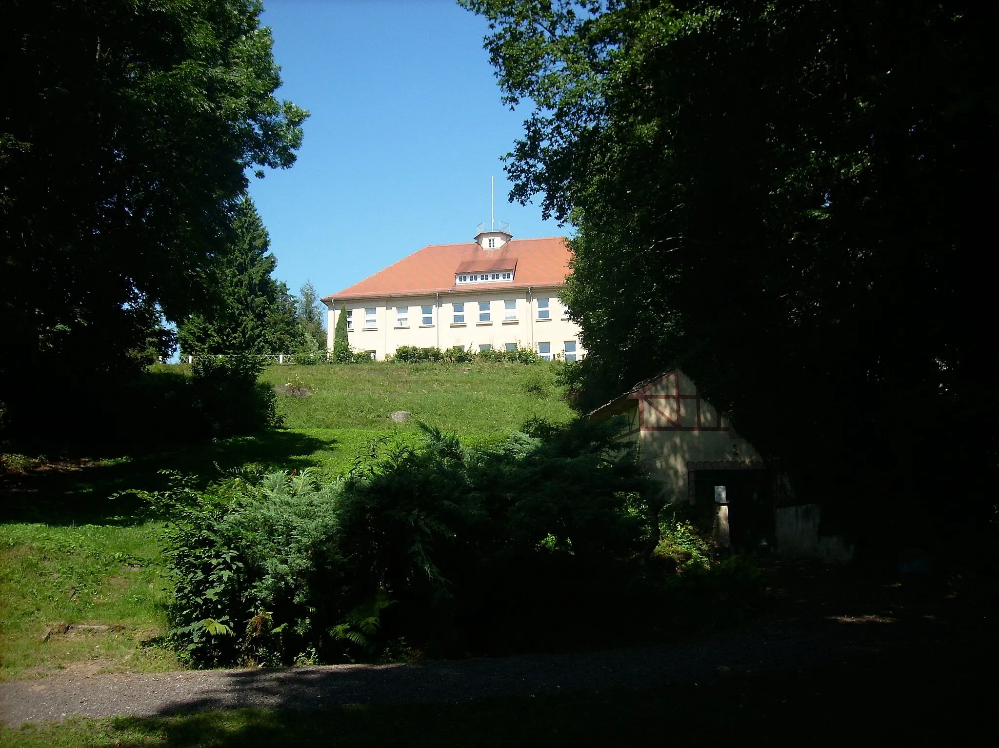 Photo showing: Rösa Castle (Muldestausee, Anhalt-Bitterfeld district, Saxony-Anhalt) from the park