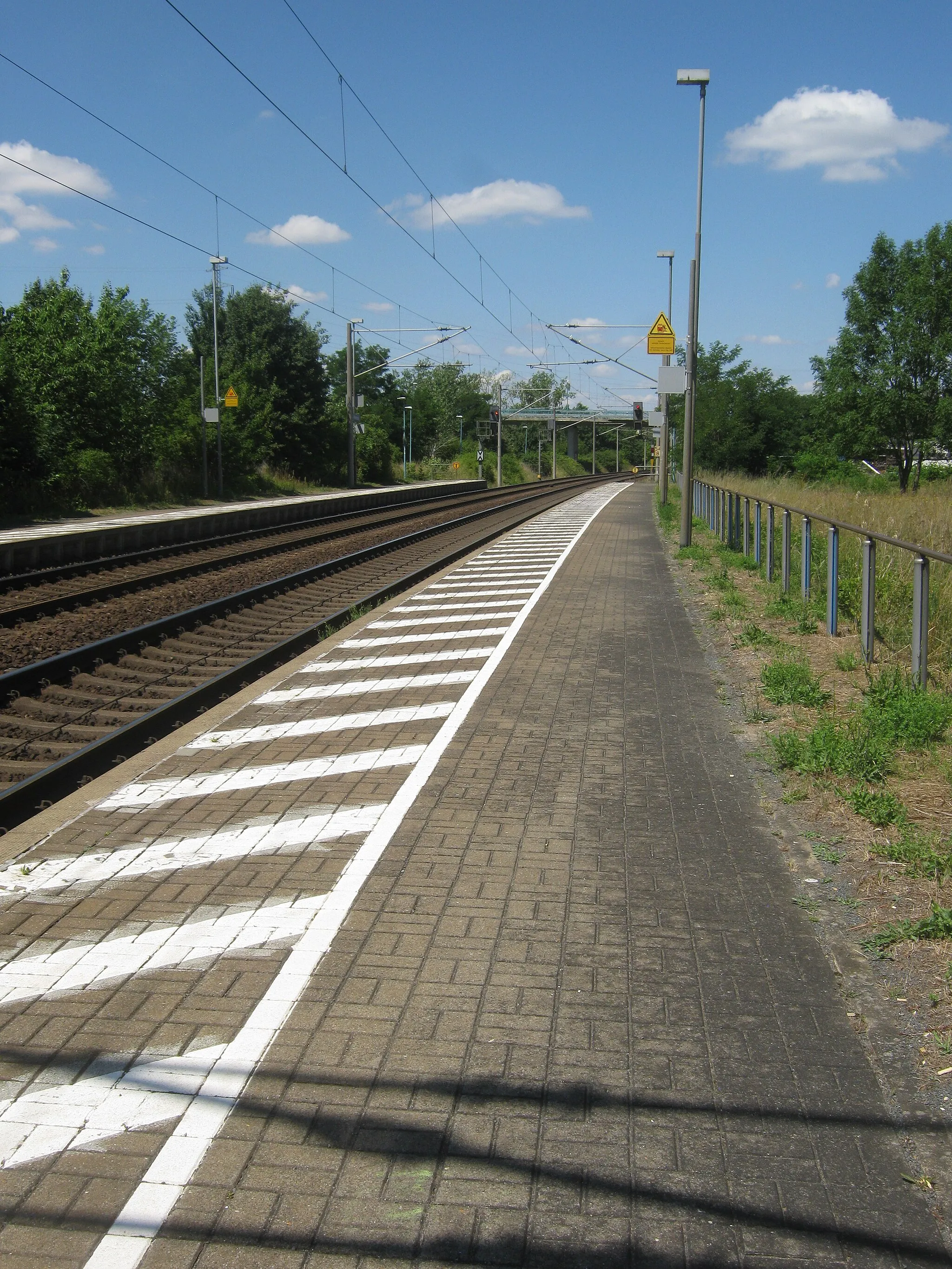 Photo showing: Der Haltepunkt Petersroda liegt an der Bahnstrecke zwischen Trebnitz und Leipzig und wurde zum Zeitpunkt der Aufnahme von der S2 der S-Bahn Mitteldeutschland bedient. Diese Linie verkehrt von Bahnhof Leipzig-Stötteritz im Halbstundentakt abwechselnd nach Dessau und Lutherstadt Wittenberg.