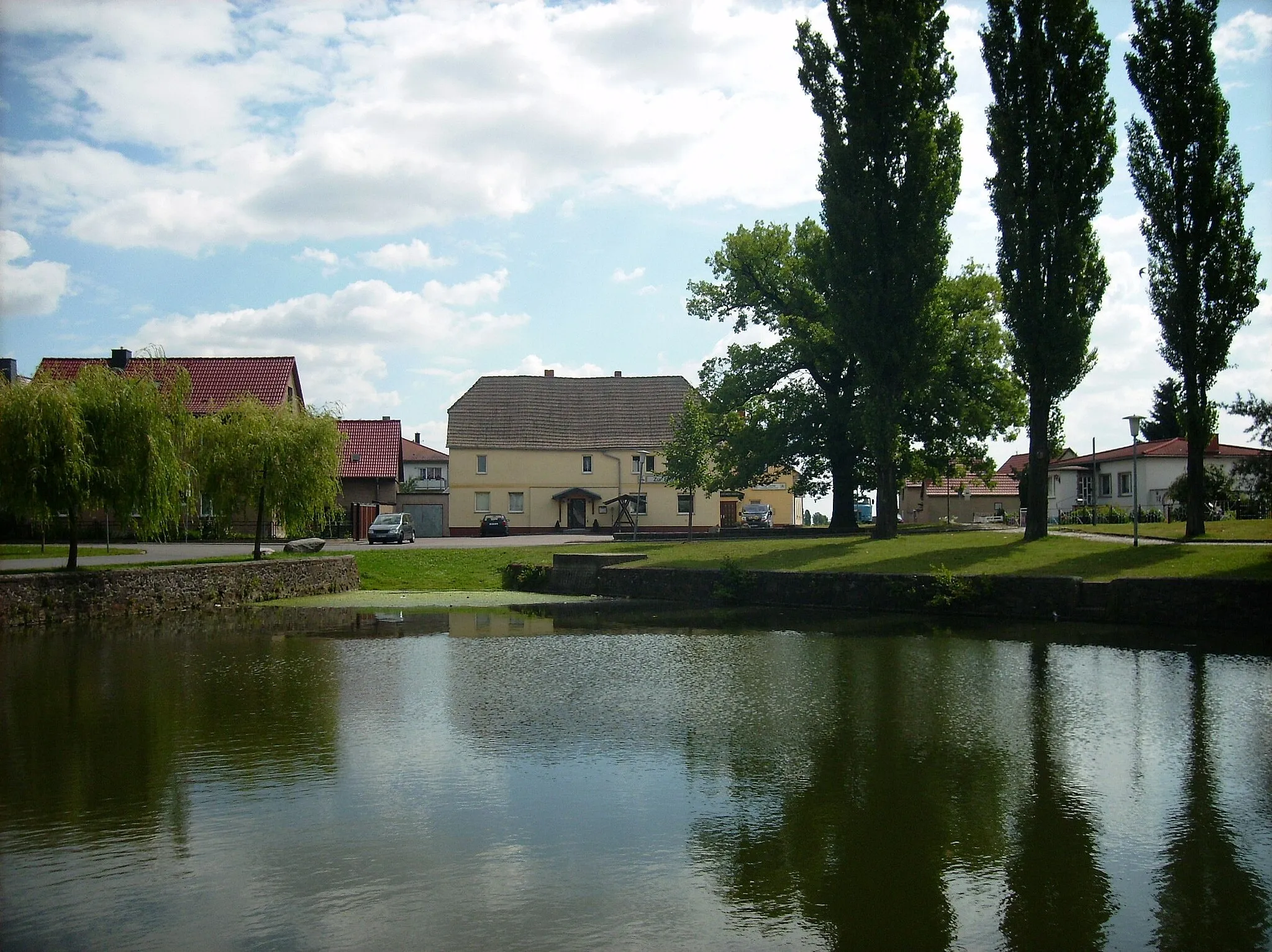 Photo showing: Pond and The Oak Inn in Queis (Landsberg, district of Saalekreis, Saxony-Anhalt)